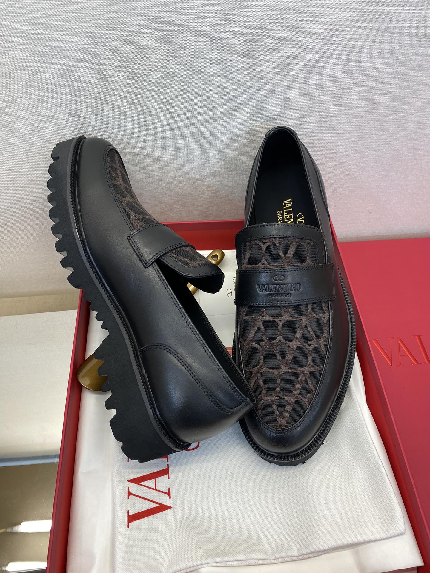 LuxluxHouse Best Quality Shoes Valentino