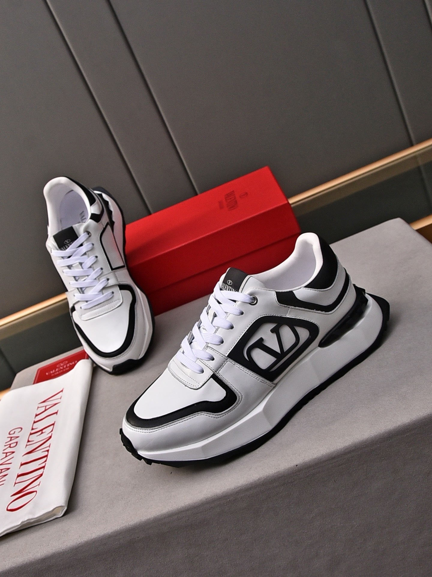 LuxluxHouse Best Quality Shoes Valentino