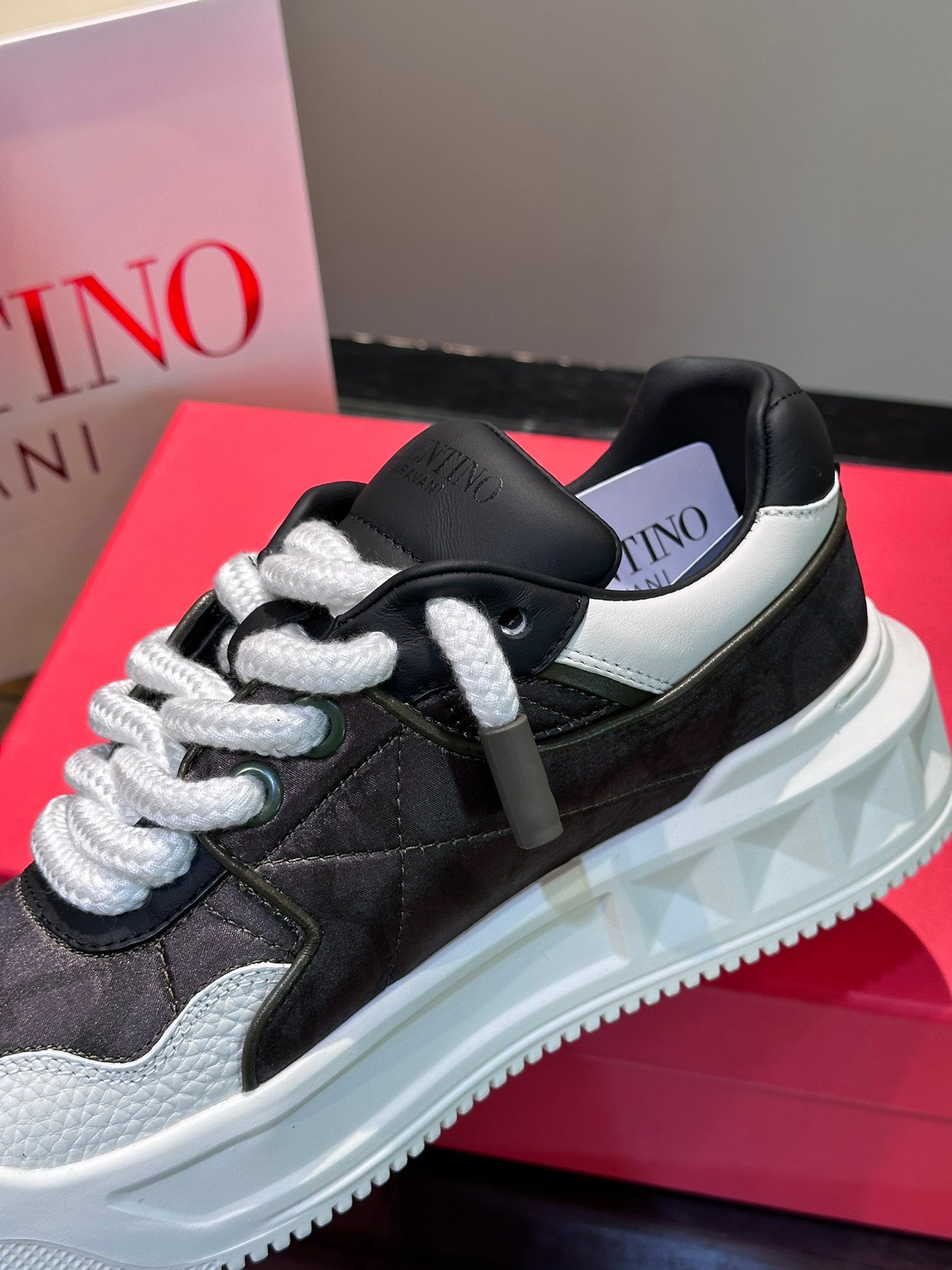 LuxluxHouse Best Quality Shoes Valentino