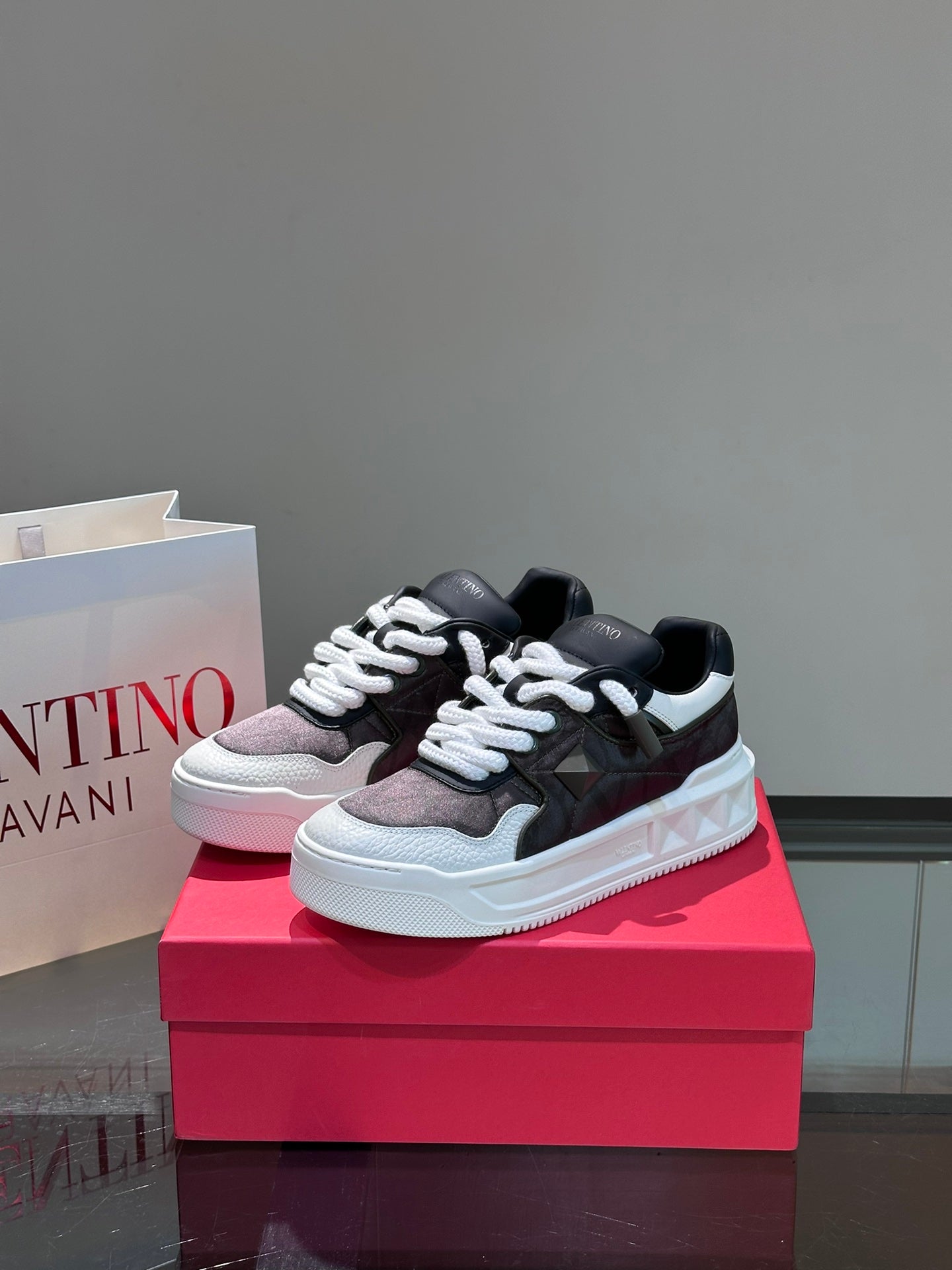 LuxluxHouse Best Quality Shoes Valentino