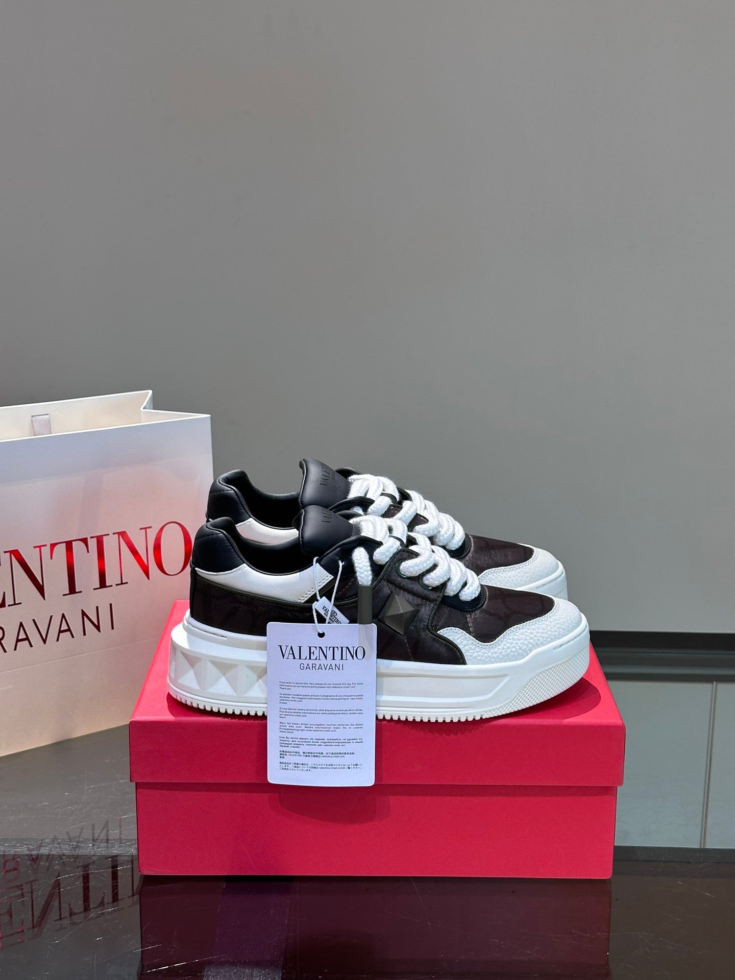 LuxluxHouse Best Quality Shoes Valentino