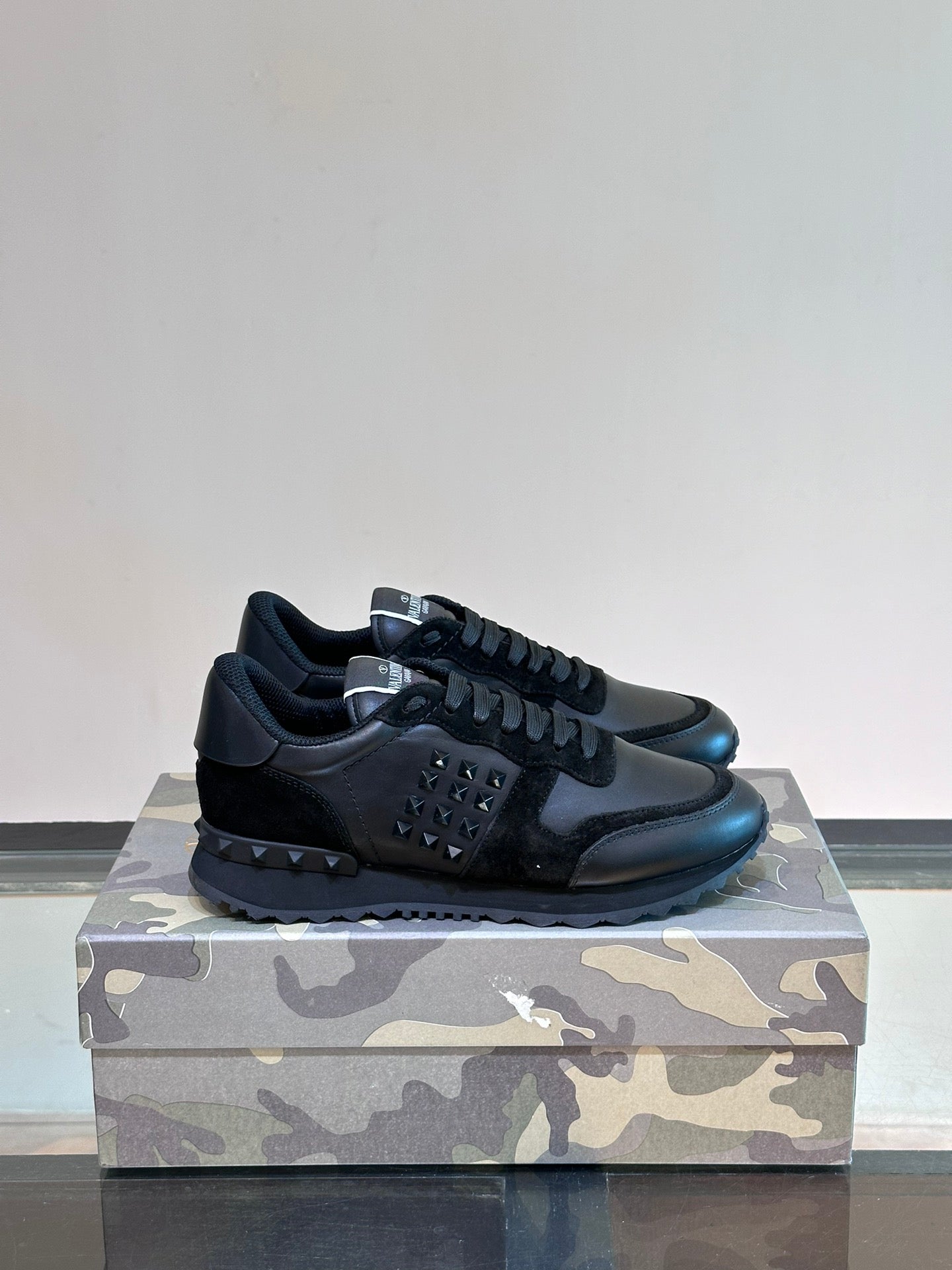 LuxluxHouse Best Quality Shoes Valentino