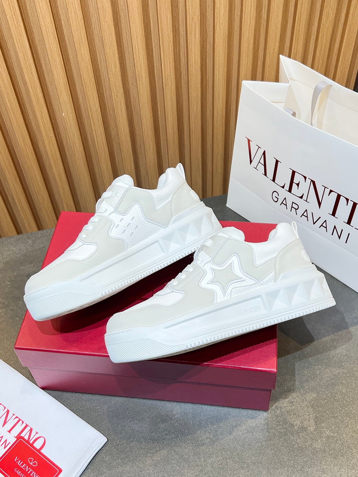 LuxluxHouse Best Quality Shoes Valentino