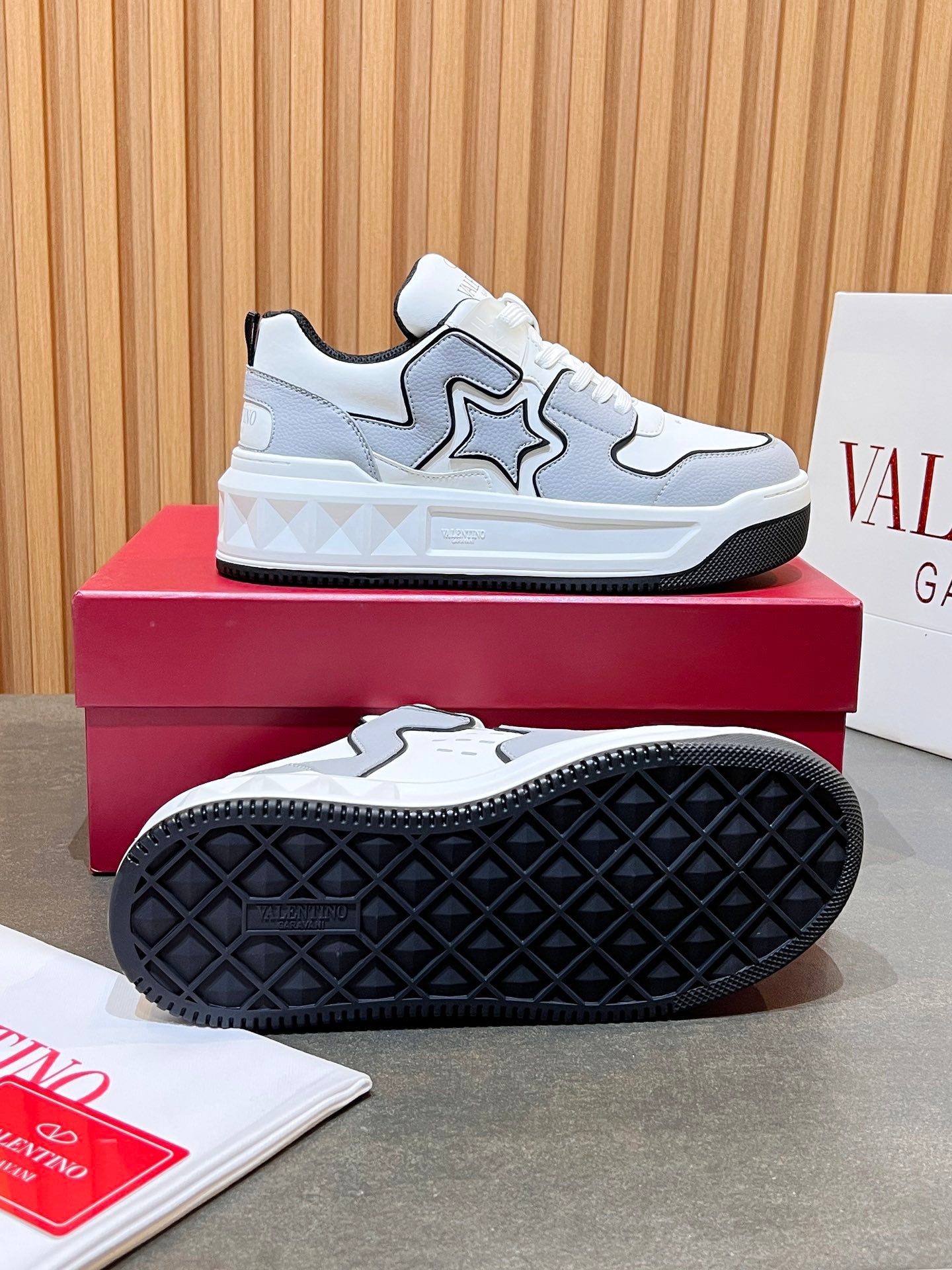LuxluxHouse Best Quality Shoes Valentino