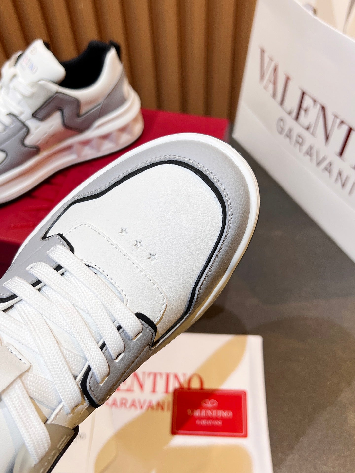 LuxluxHouse Best Quality Shoes Valentino