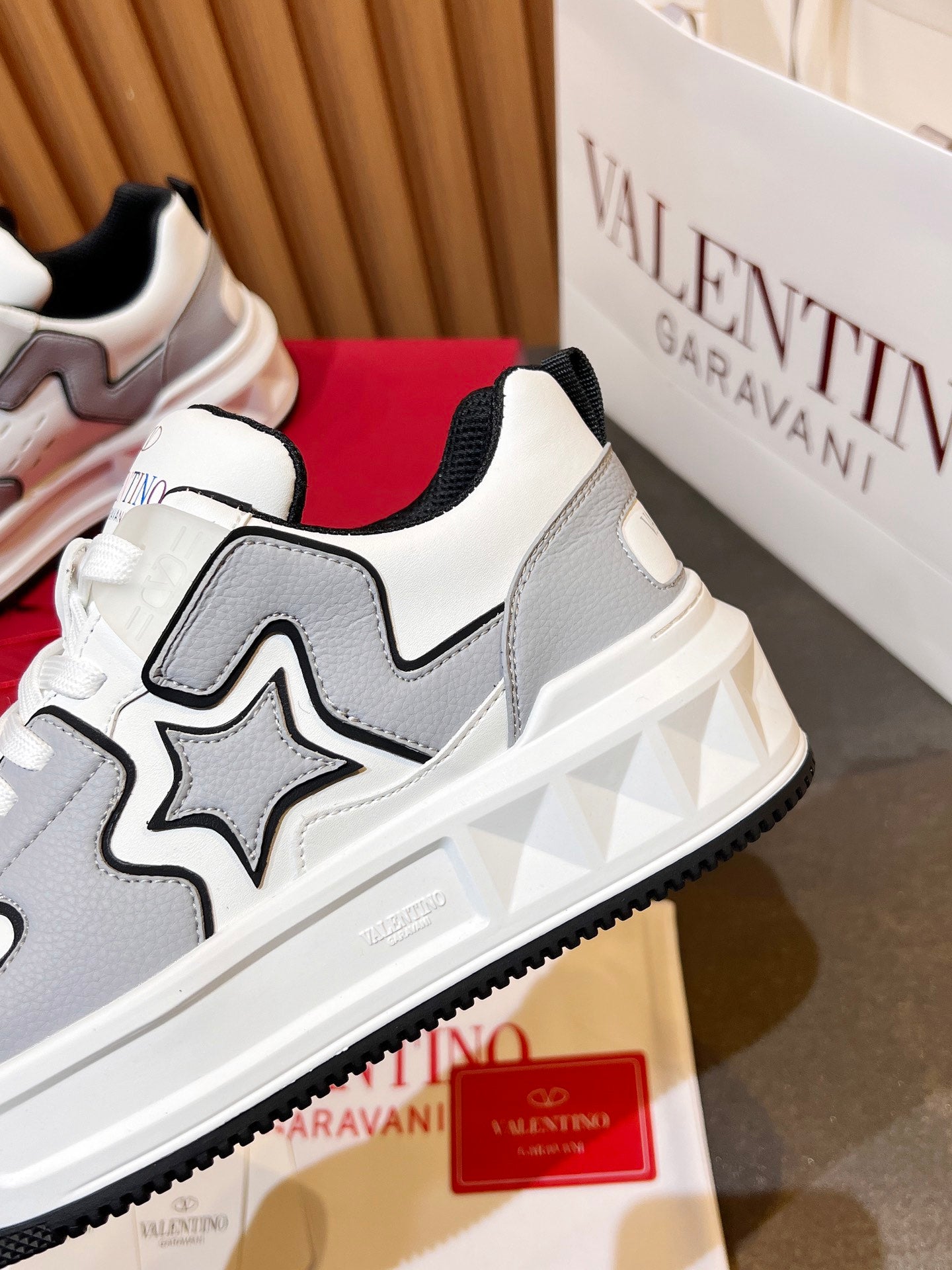 LuxluxHouse Best Quality Shoes Valentino