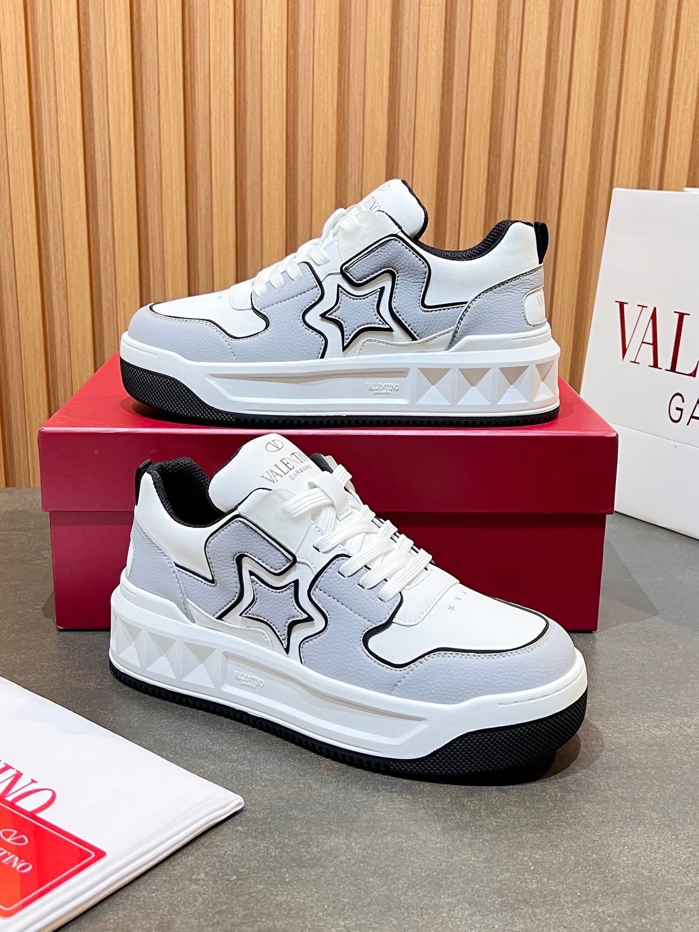 LuxluxHouse Best Quality Shoes Valentino