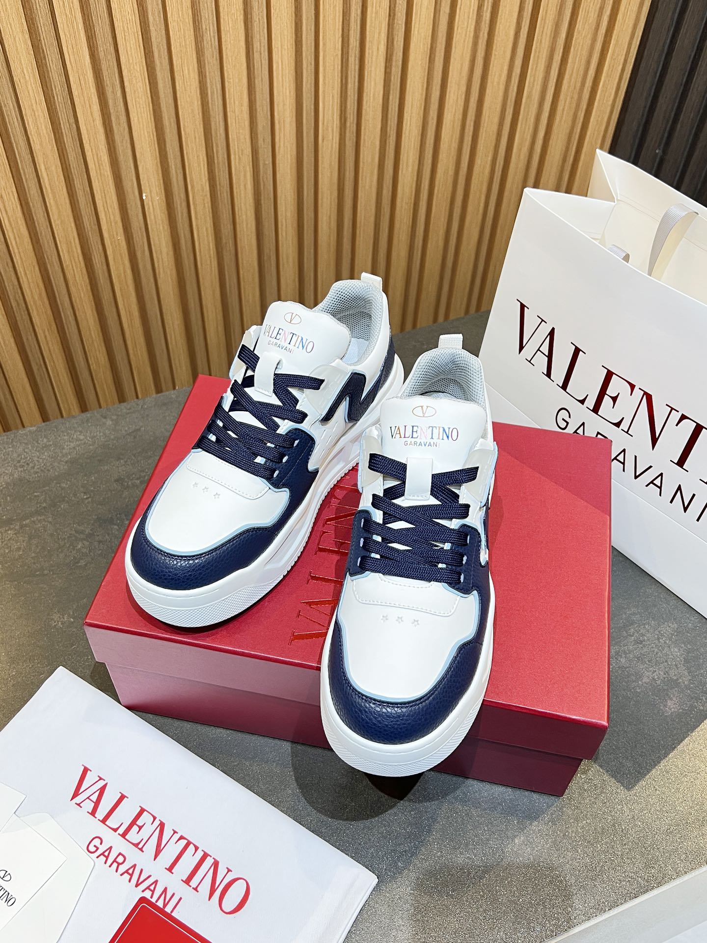 LuxluxHouse Best Quality Shoes Valentino
