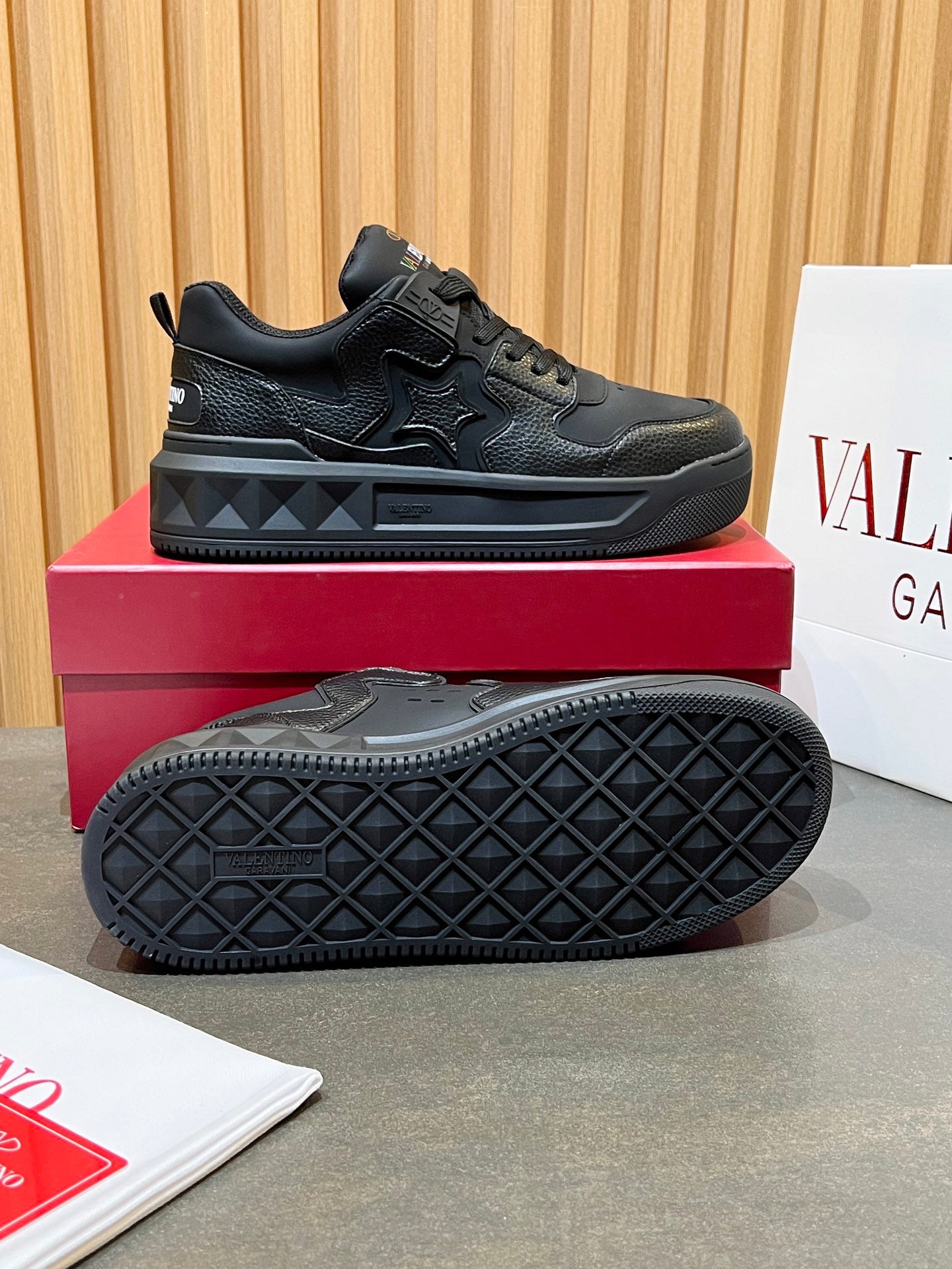 LuxluxHouse Best Quality Shoes Valentino