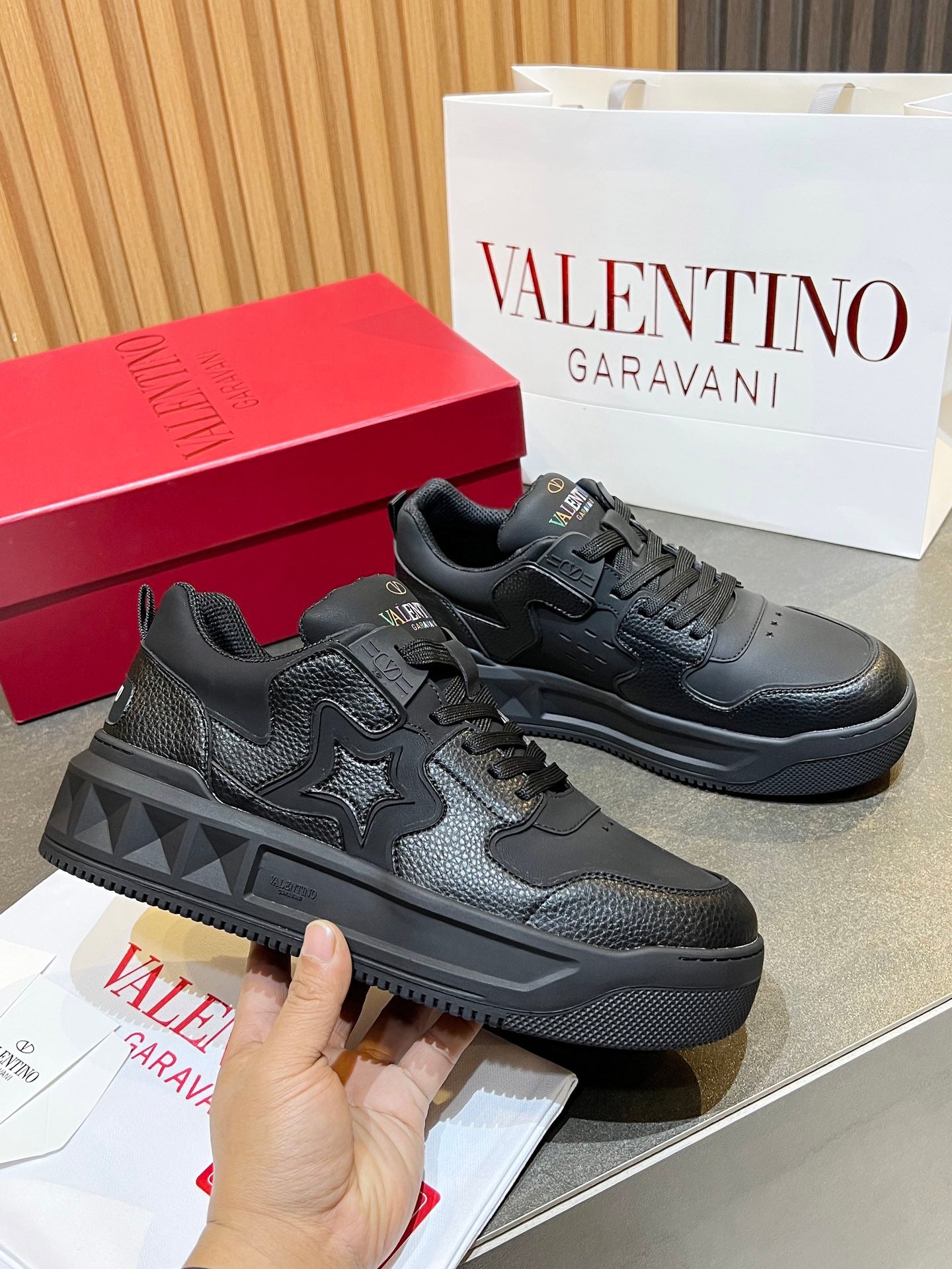 LuxluxHouse Best Quality Shoes Valentino