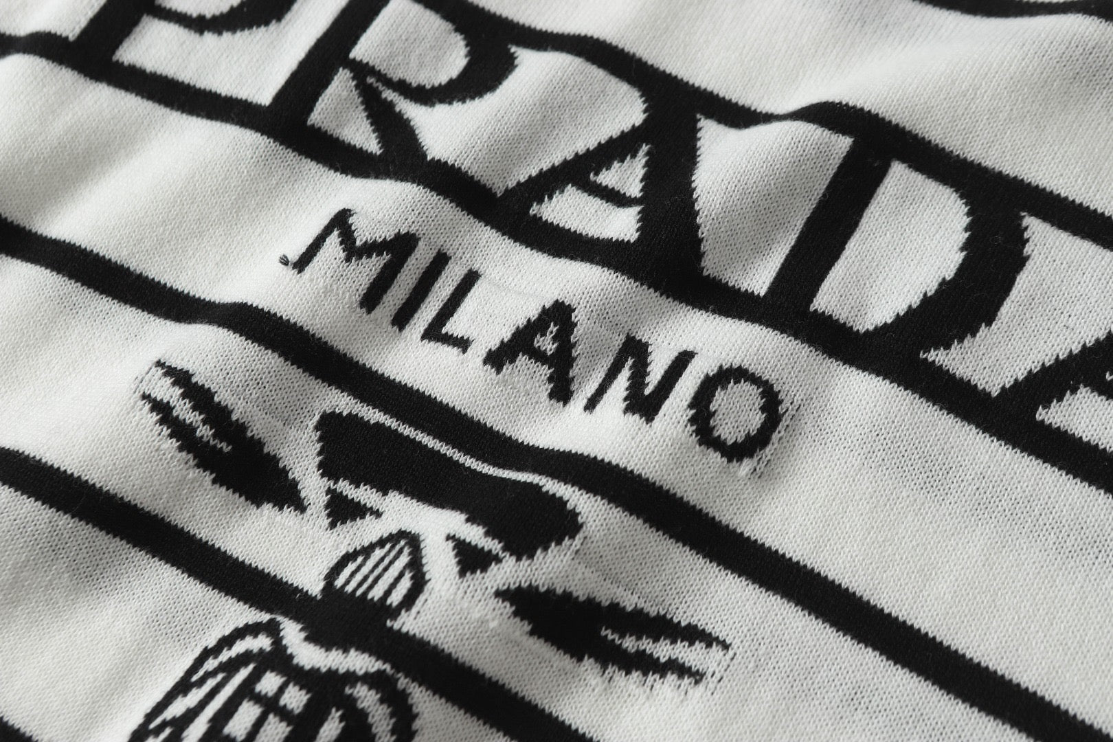 LuxluxHouse Best Quality Clothes T-shirt Prada