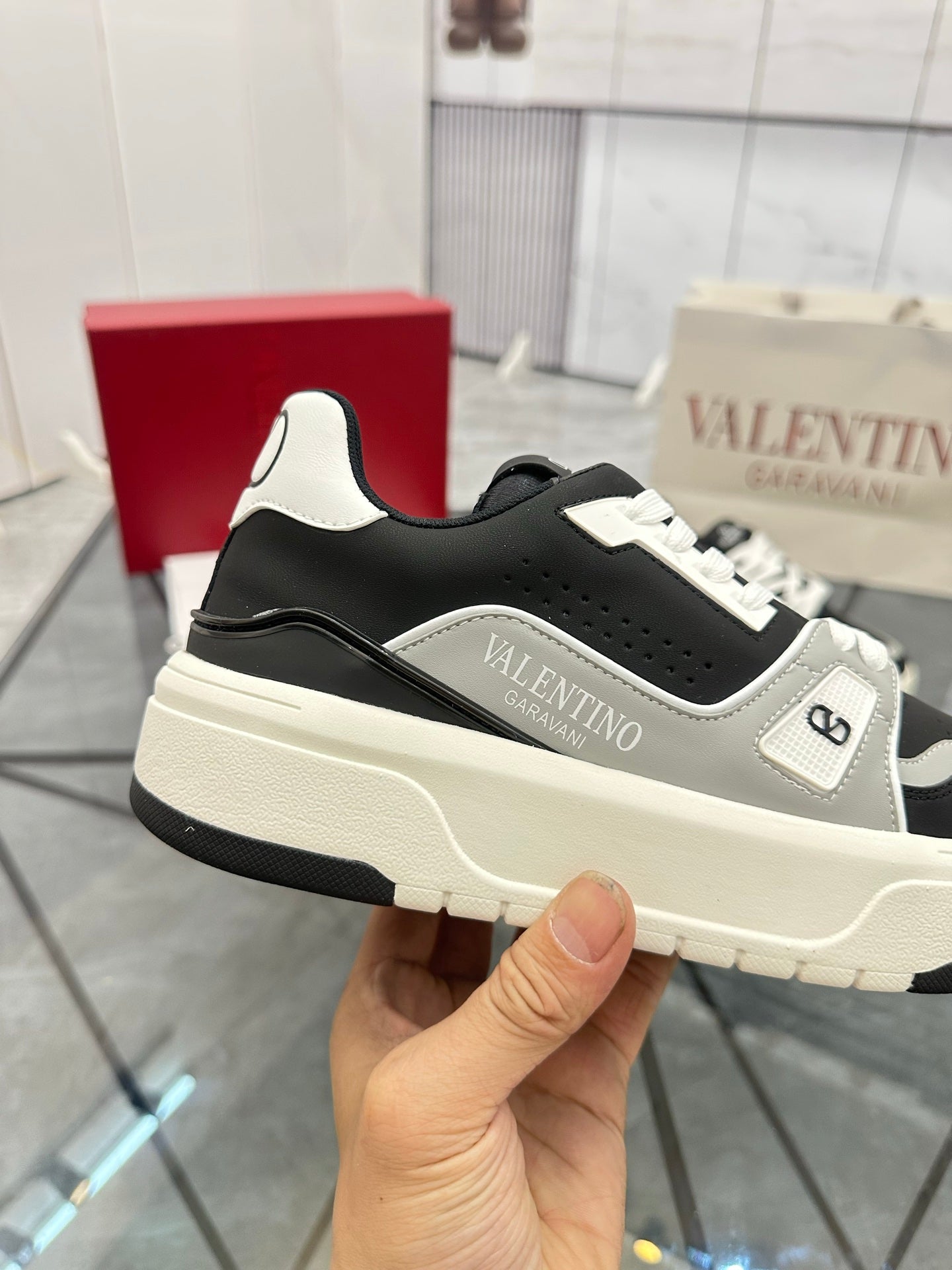 LuxluxHouse Best Quality Shoes Valentino