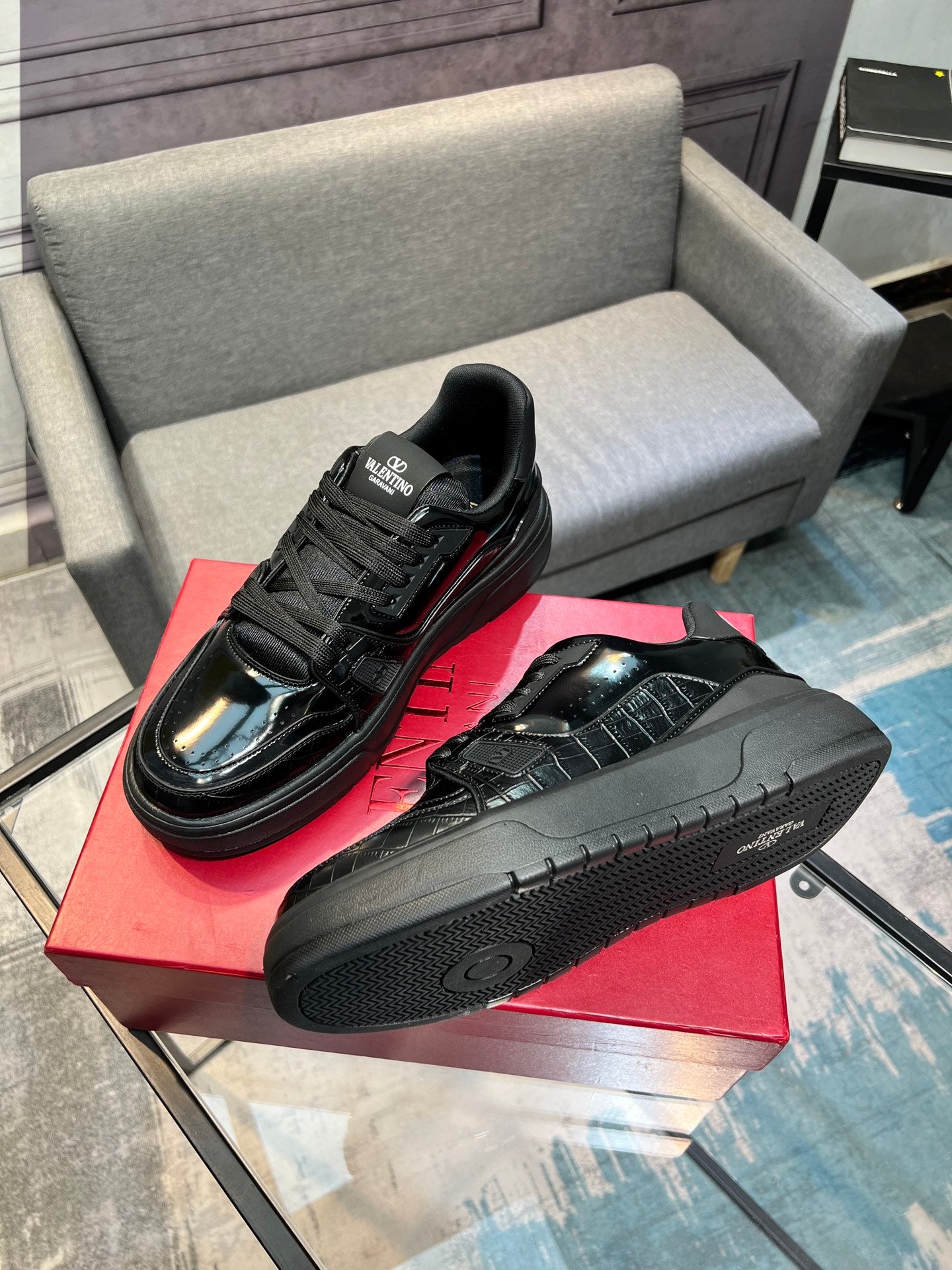 LuxluxHouse Best Quality Shoes Valentino