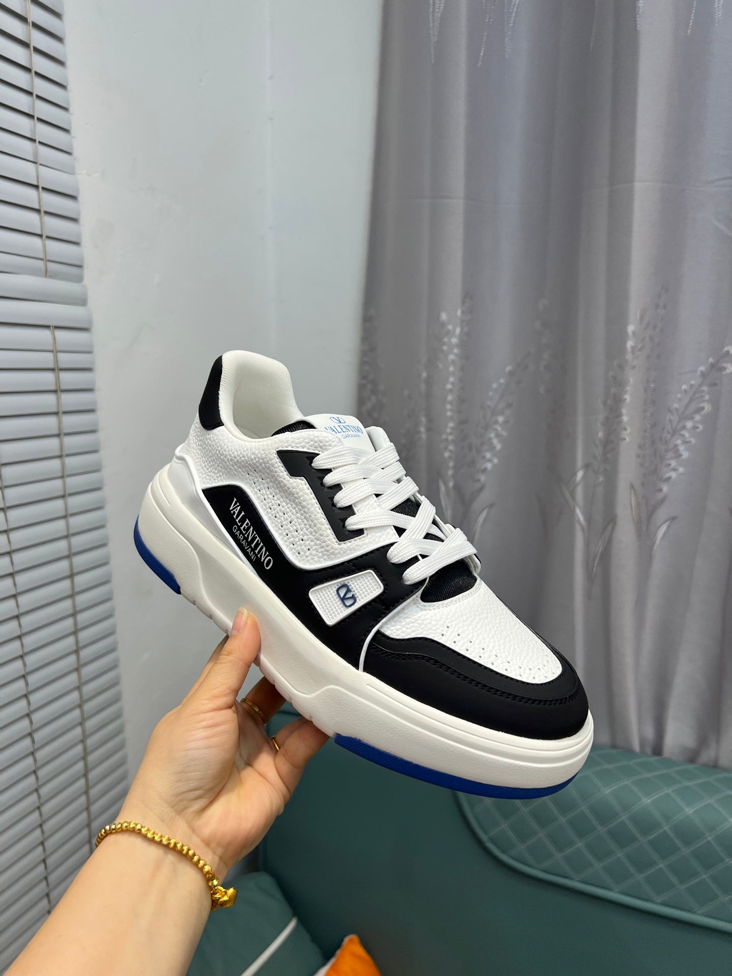 LuxluxHouse Best Quality Shoes Valentino
