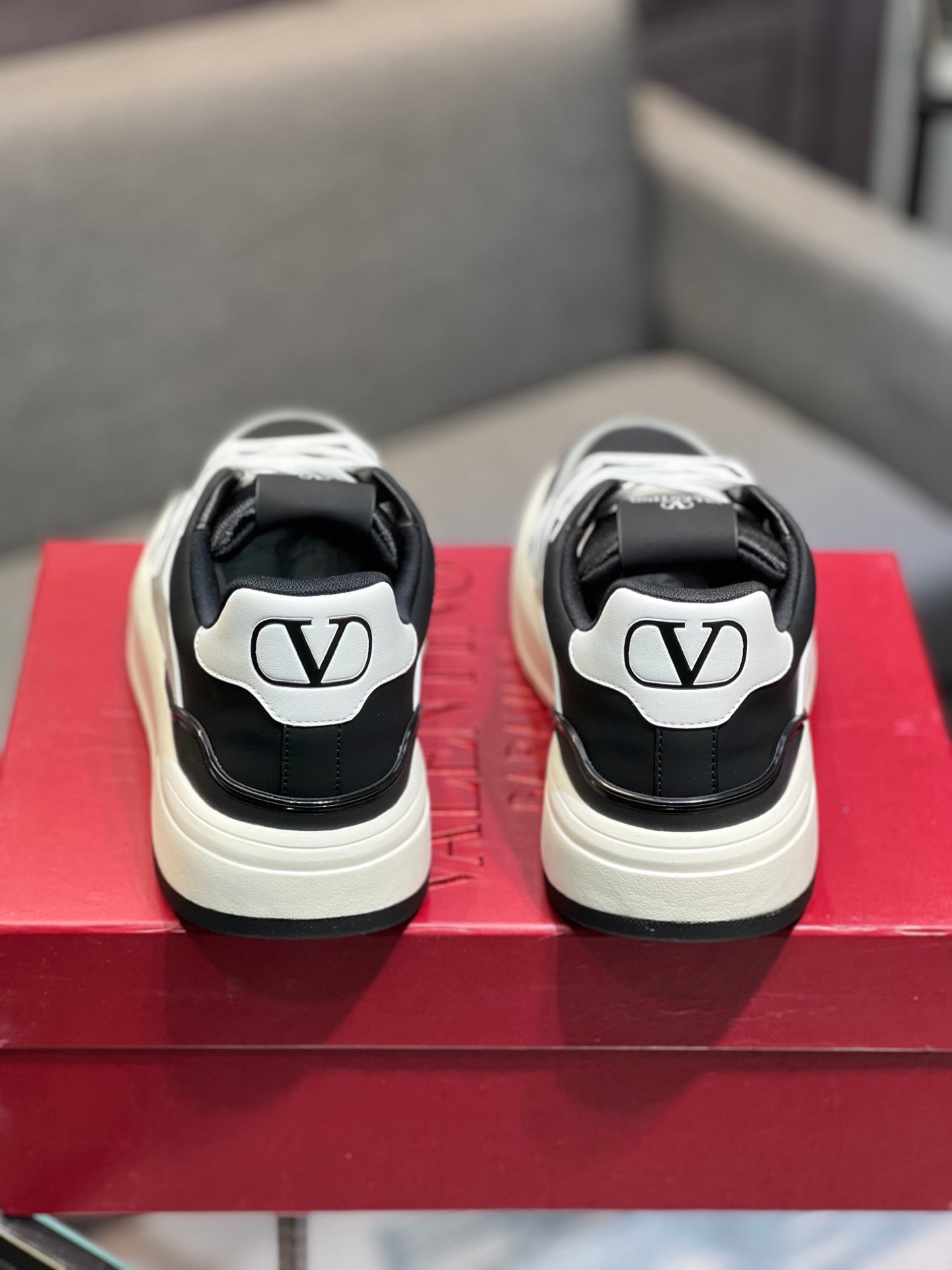 LuxluxHouse Best Quality Shoes Valentino