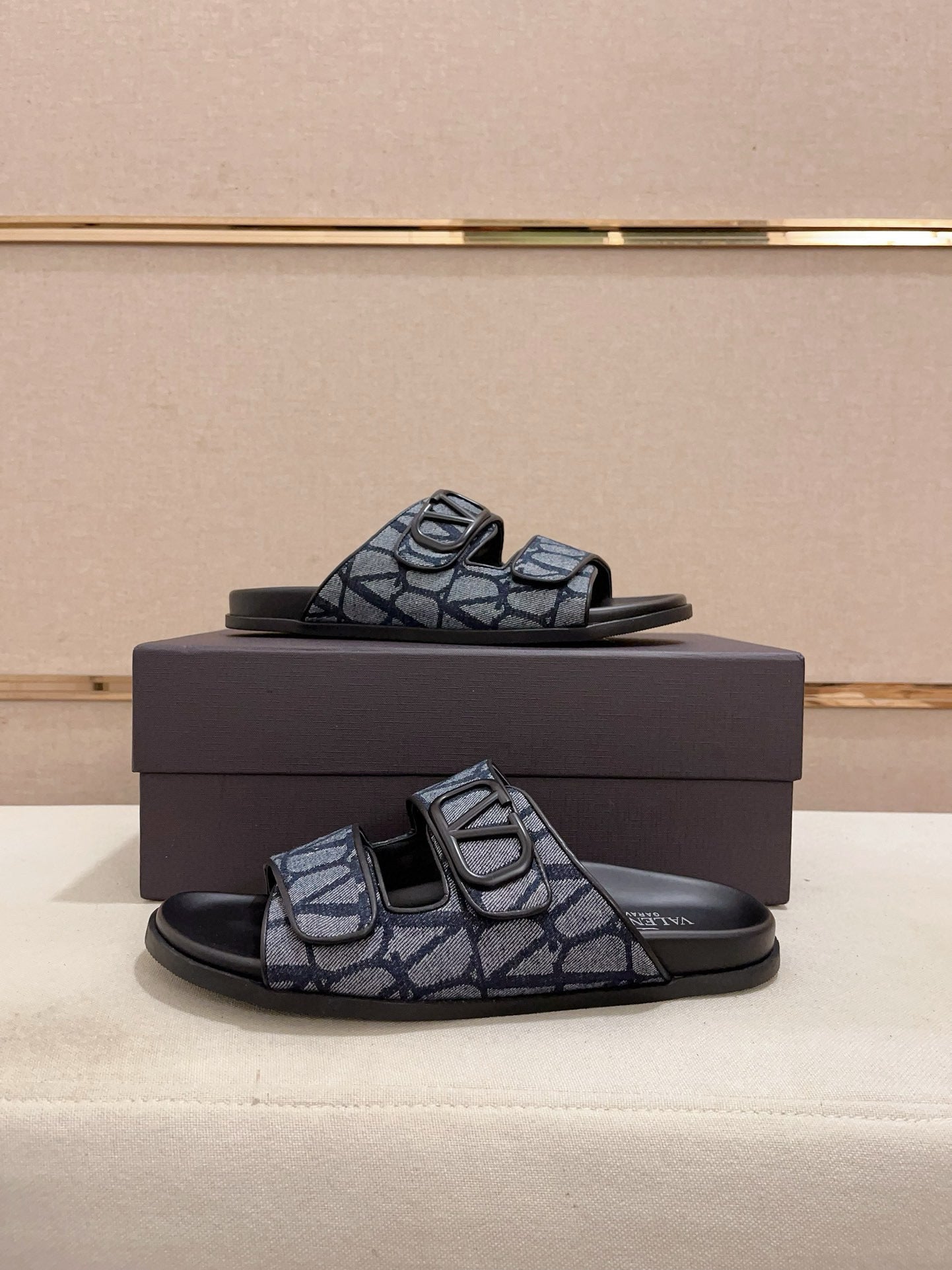 LuxluxHouse Best Quality Sandals Valentino