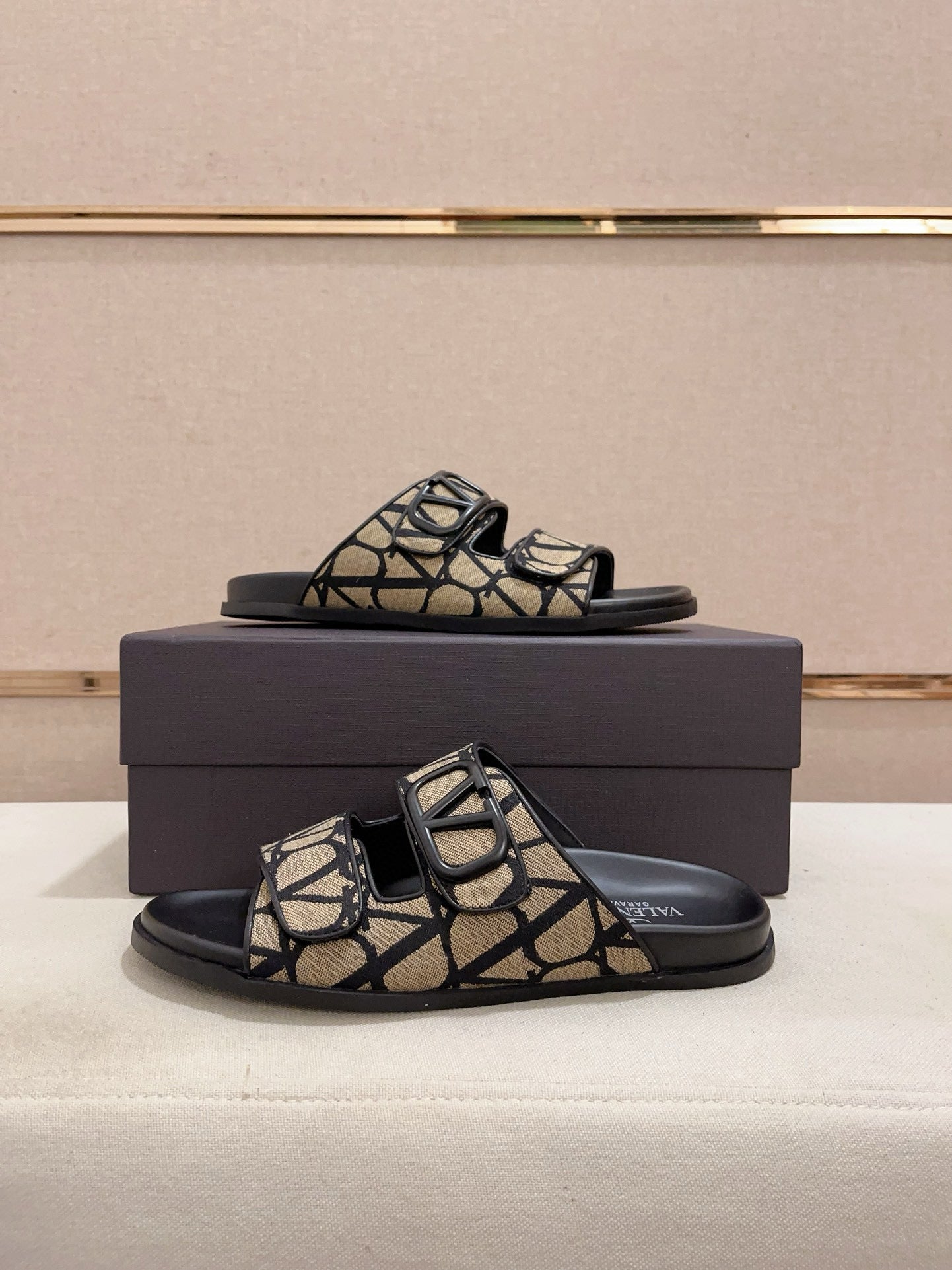 LuxluxHouse Best Quality Sandals Valentino