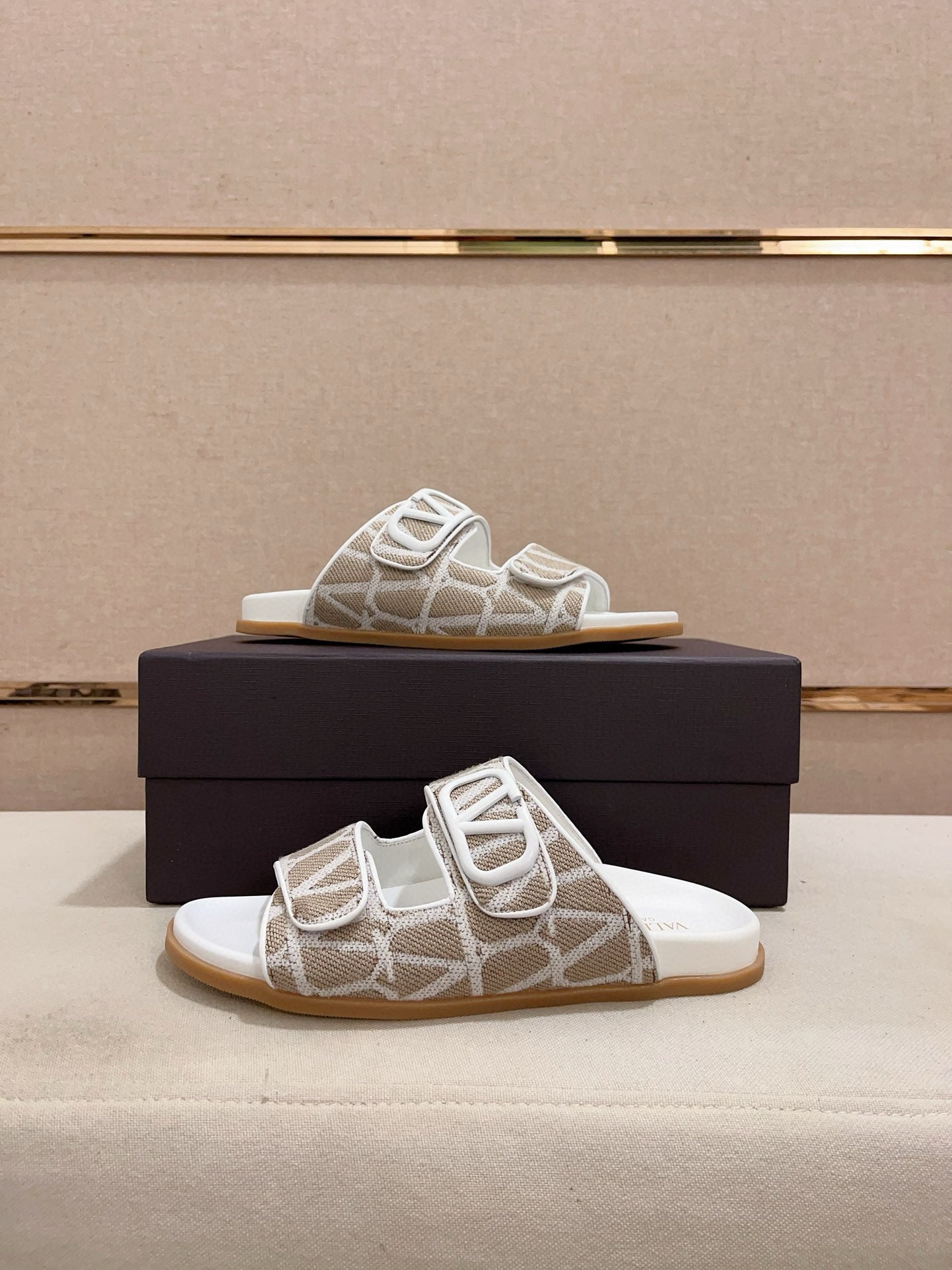 LuxluxHouse Best Quality Sandals Valentino