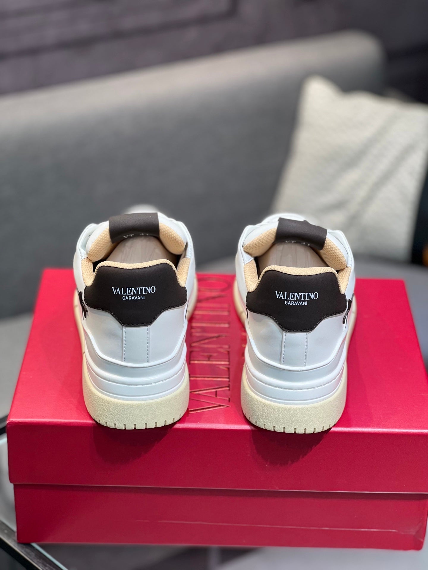 LuxluxHouse Best Quality Shoes Valentino