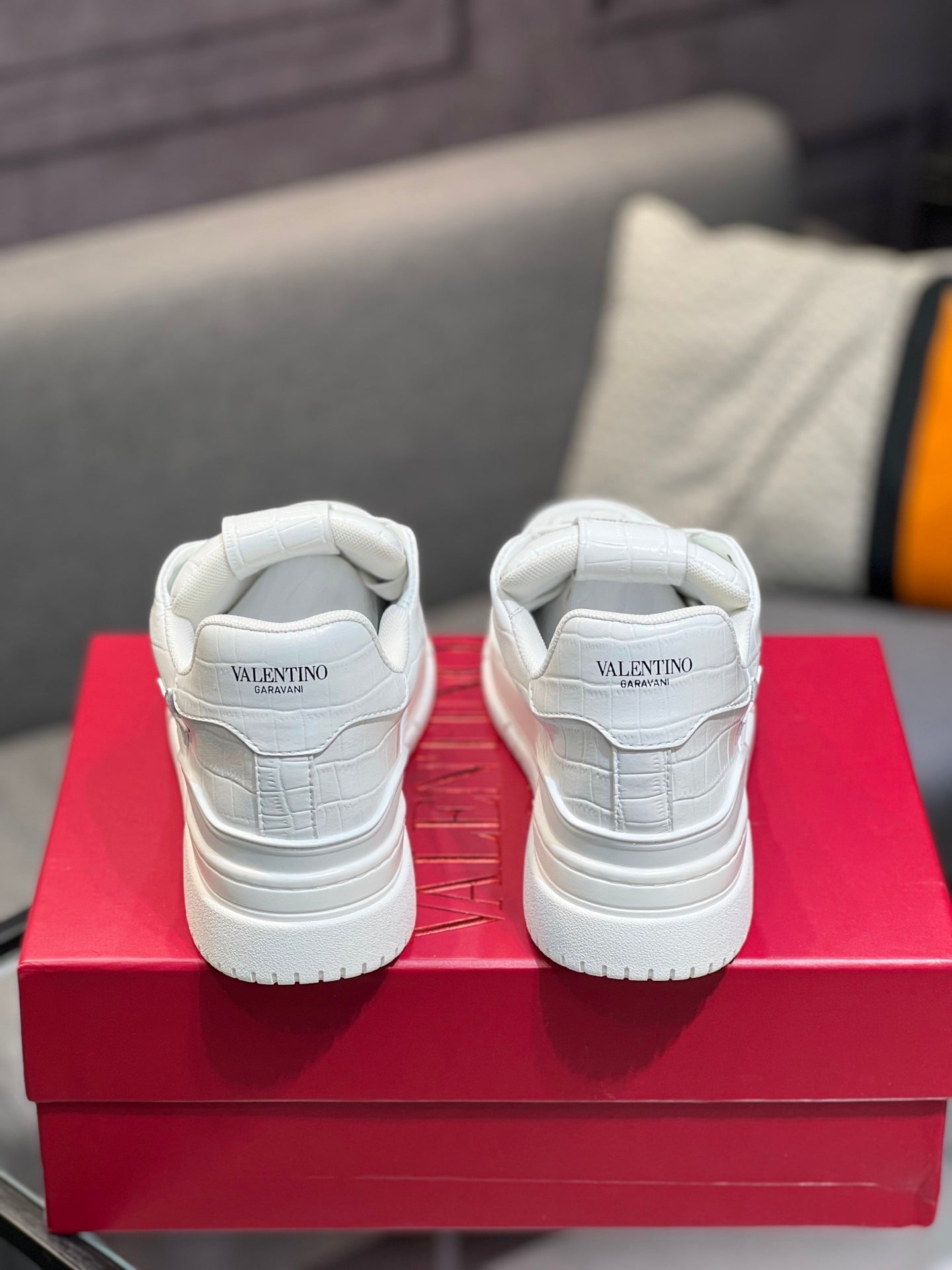 LuxluxHouse Best Quality Shoes Valentino