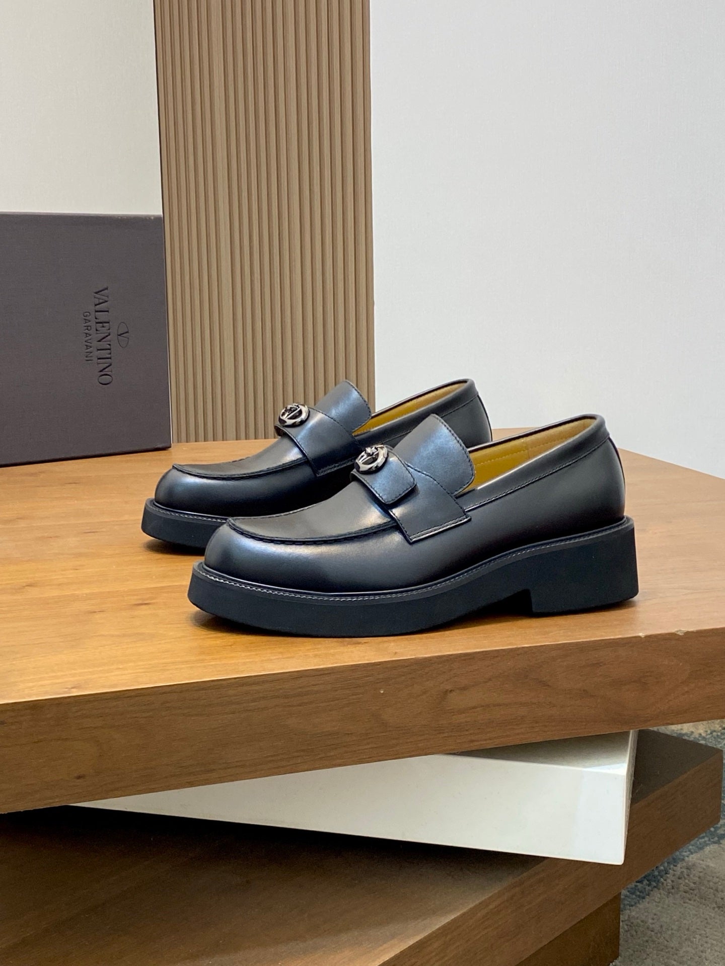 LuxluxHouse Best Quality Shoes Valentino