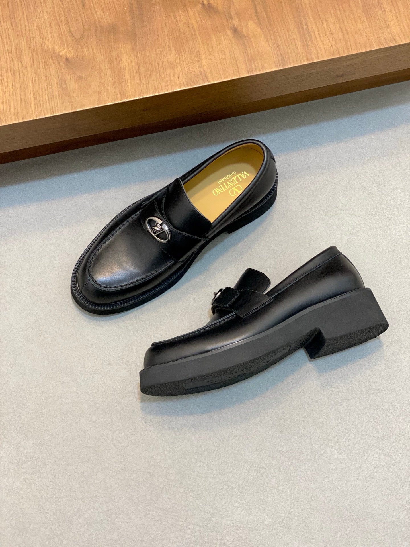 LuxluxHouse Best Quality Shoes Valentino