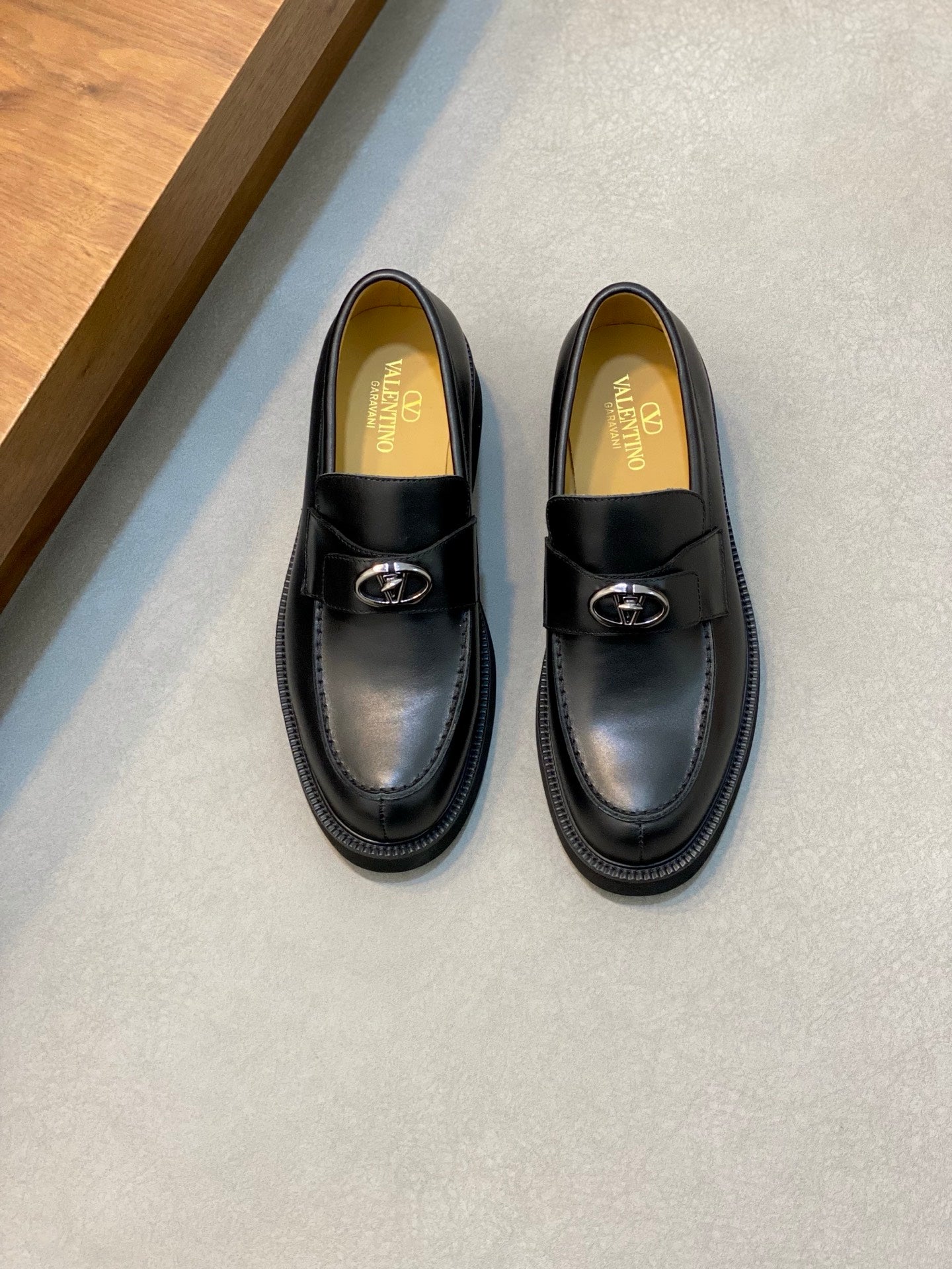 LuxluxHouse Best Quality Shoes Valentino