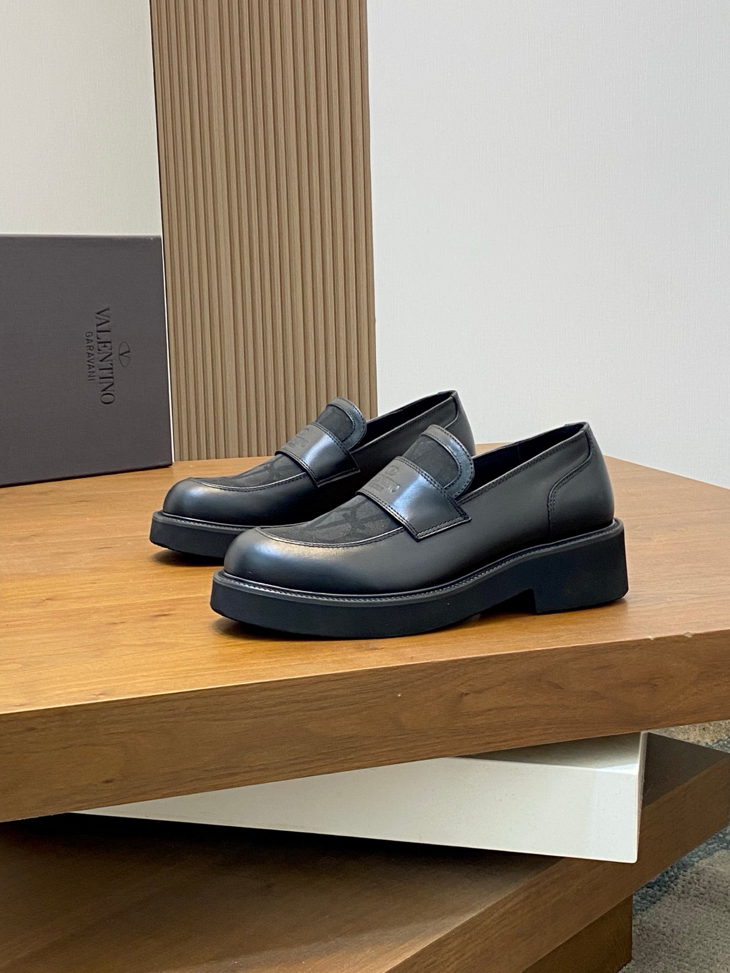 LuxluxHouse Best Quality Shoes Valentino