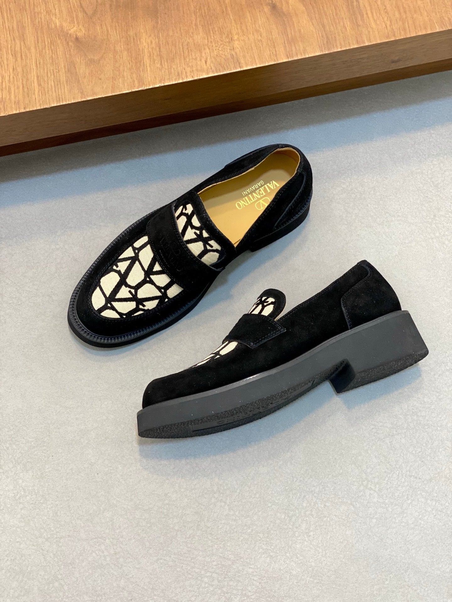 LuxluxHouse Best Quality Shoes Valentino