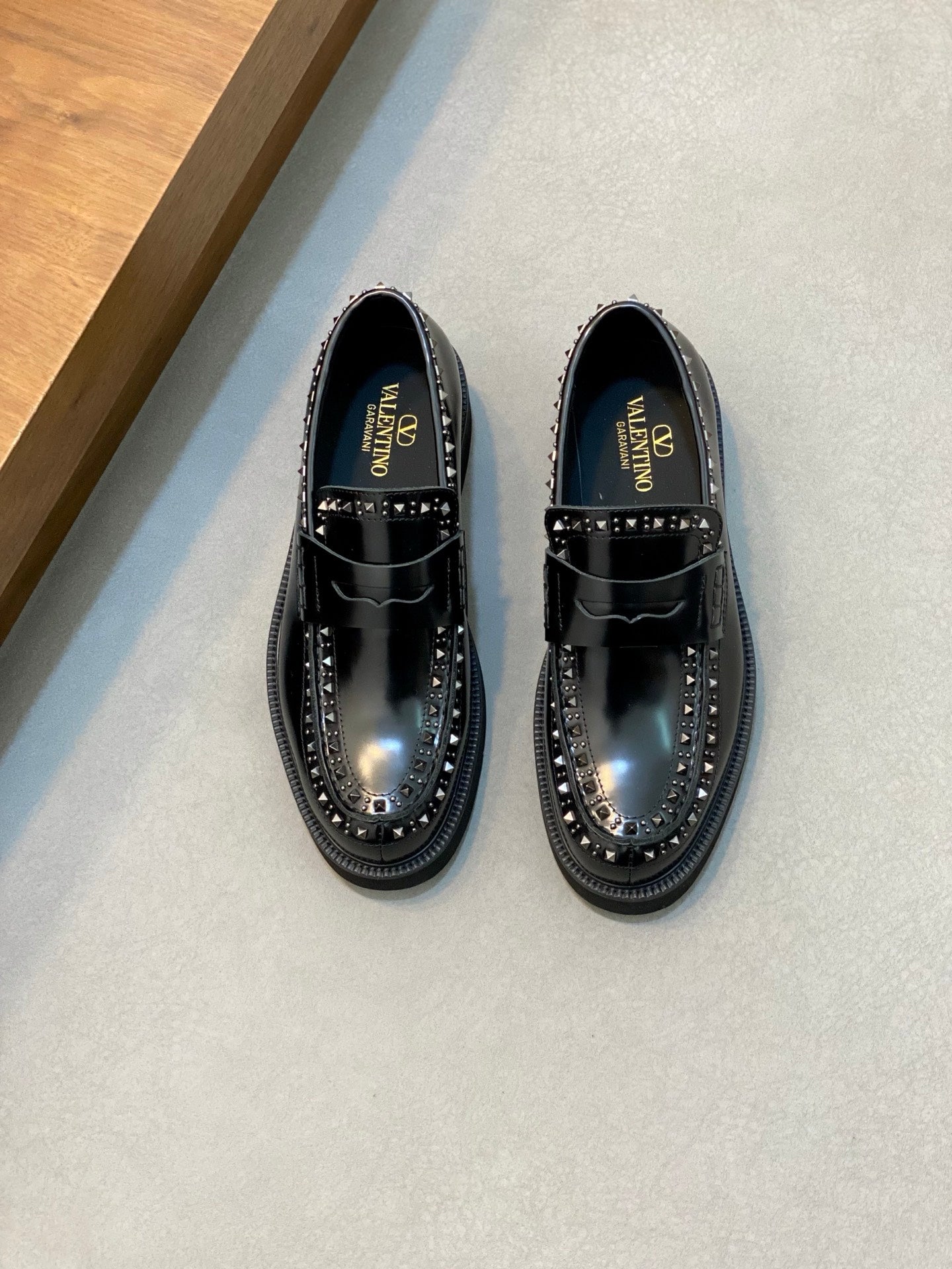 LuxluxHouse Best Quality Shoes Valentino
