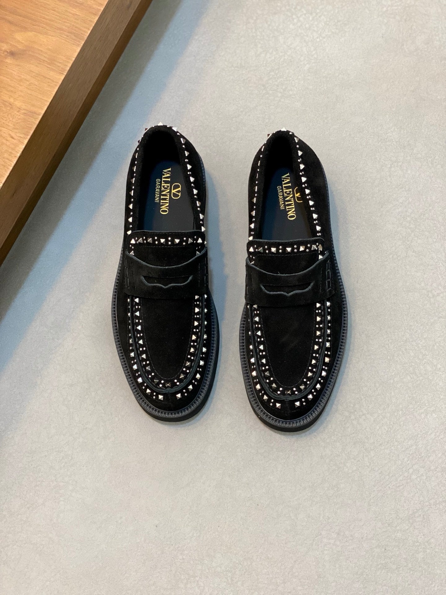 LuxluxHouse Best Quality Shoes Valentino