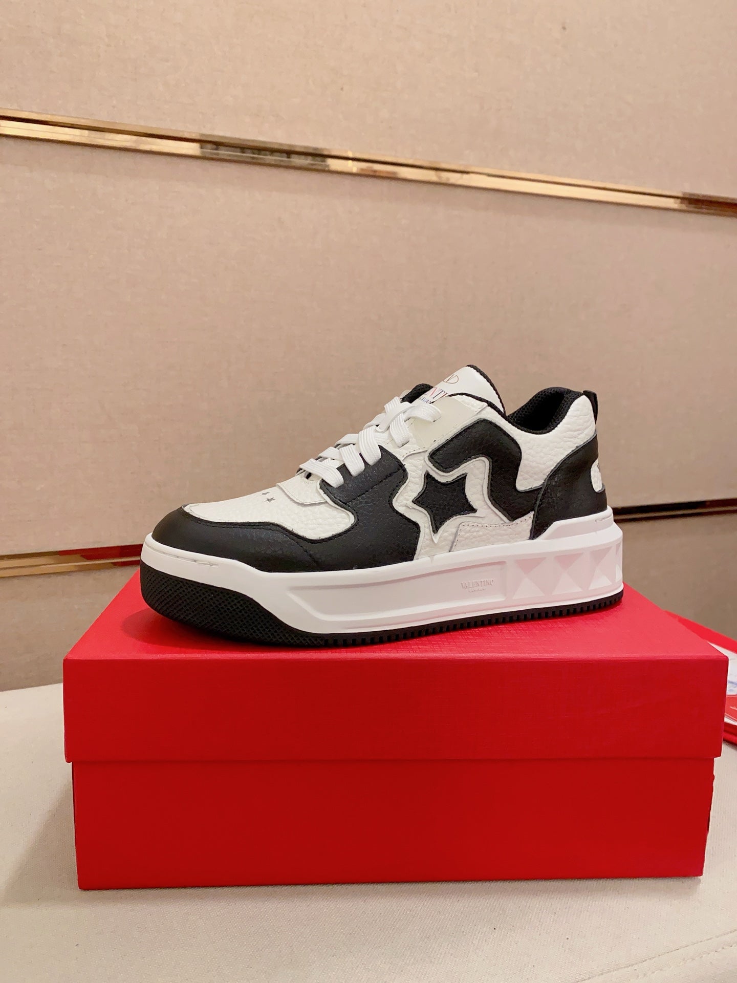 LuxluxHouse Best Quality Shoes Valentino