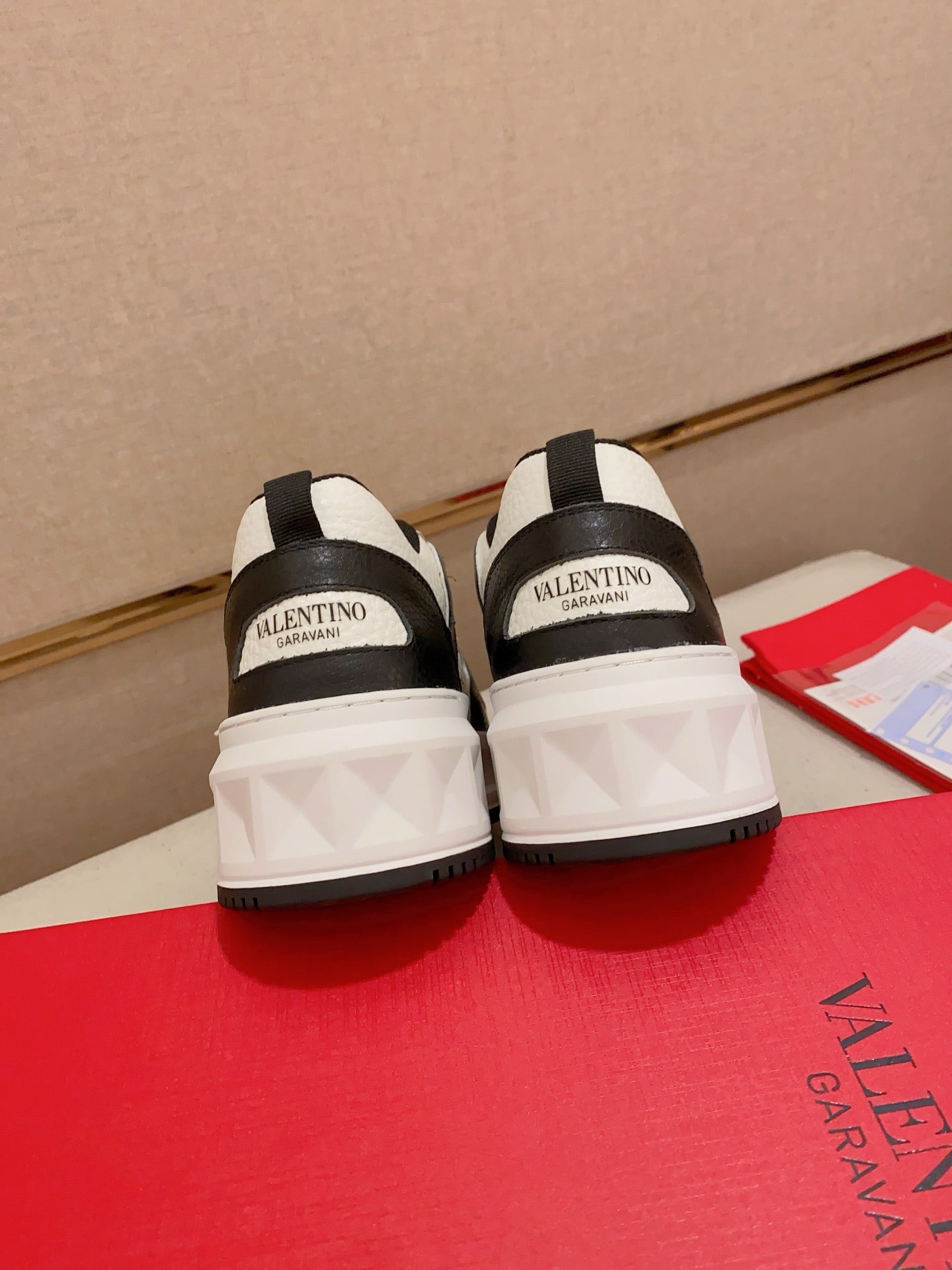 LuxluxHouse Best Quality Shoes Valentino