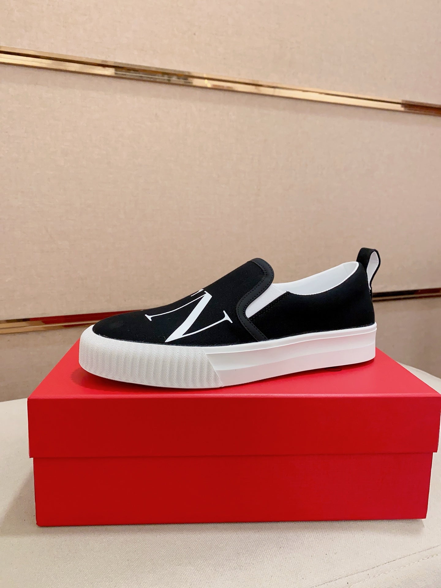 LuxluxHouse Best Quality Shoes Valentino