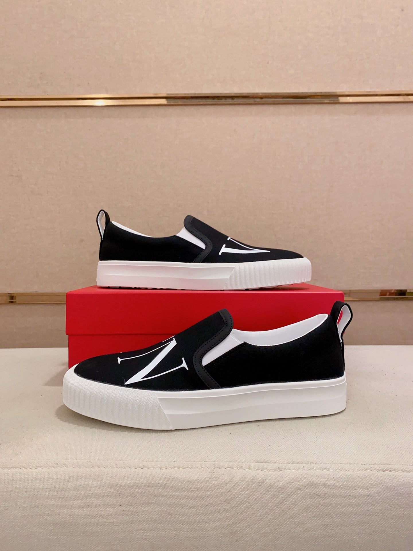 LuxluxHouse Best Quality Shoes Valentino