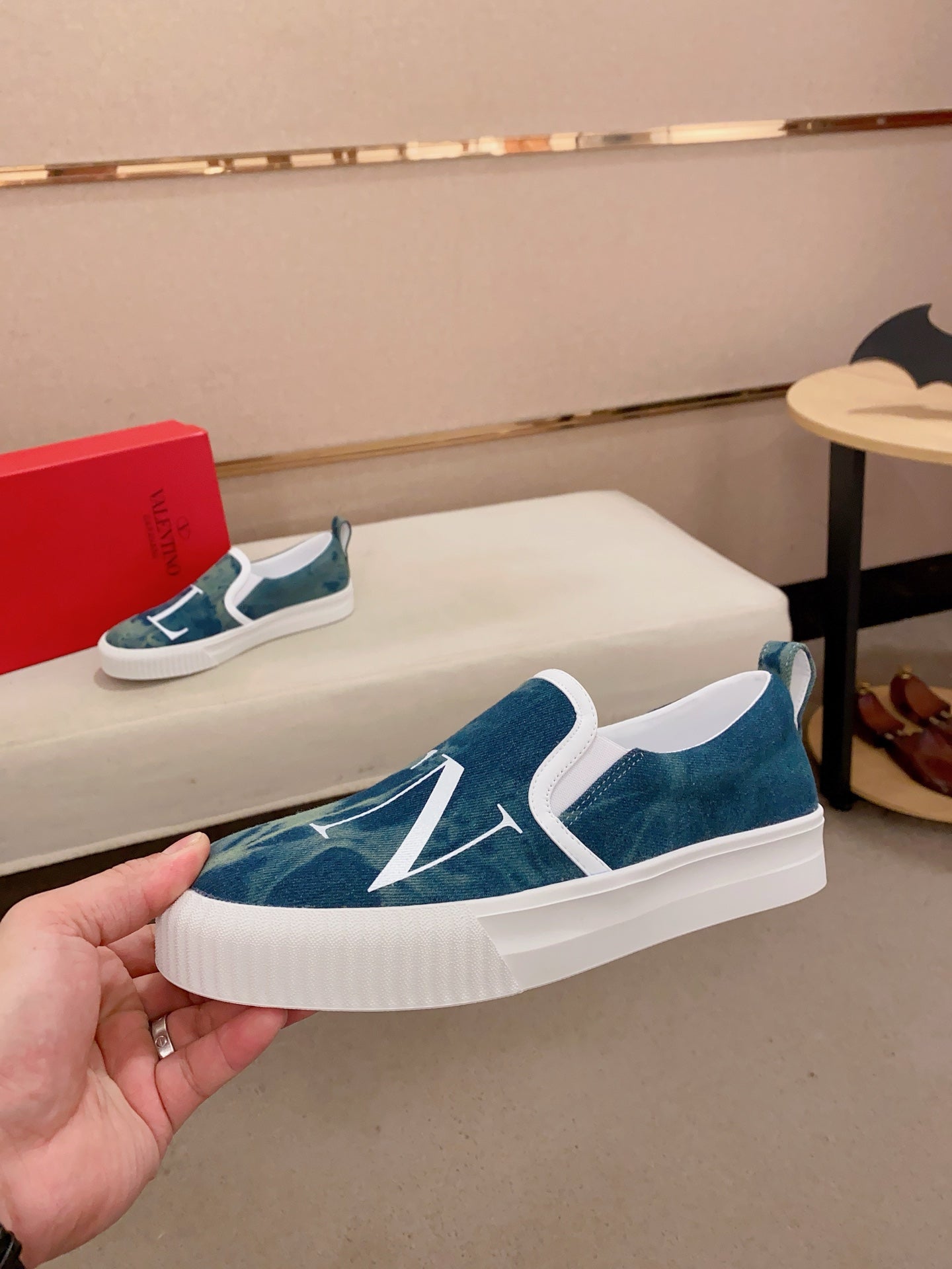 LuxluxHouse Best Quality Shoes Valentino