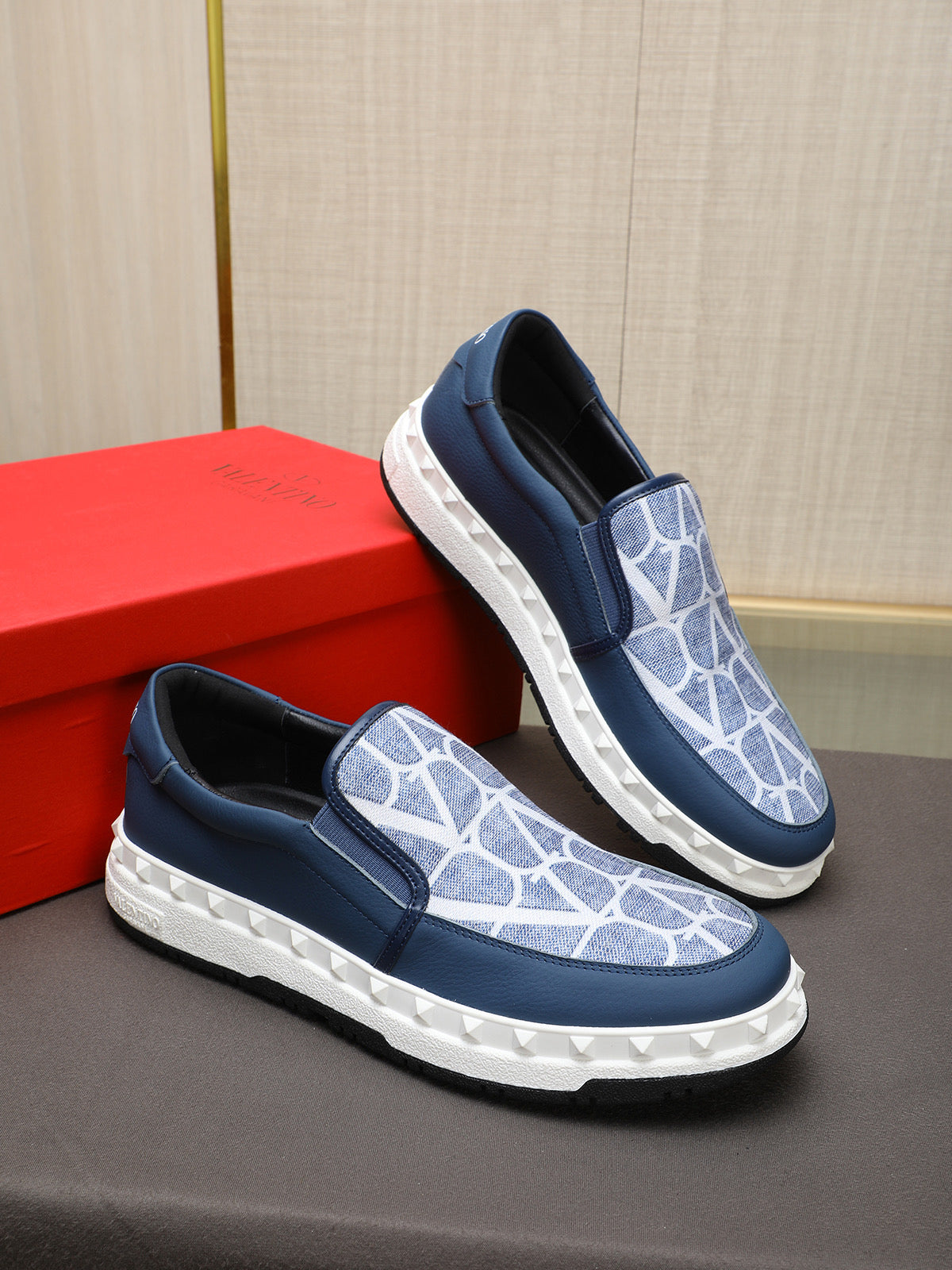 LuxluxHouse Best Quality Shoes Valentino