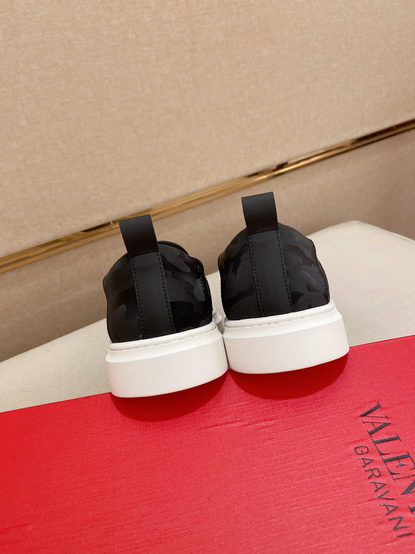 LuxluxHouse Best Quality Shoes Valentino