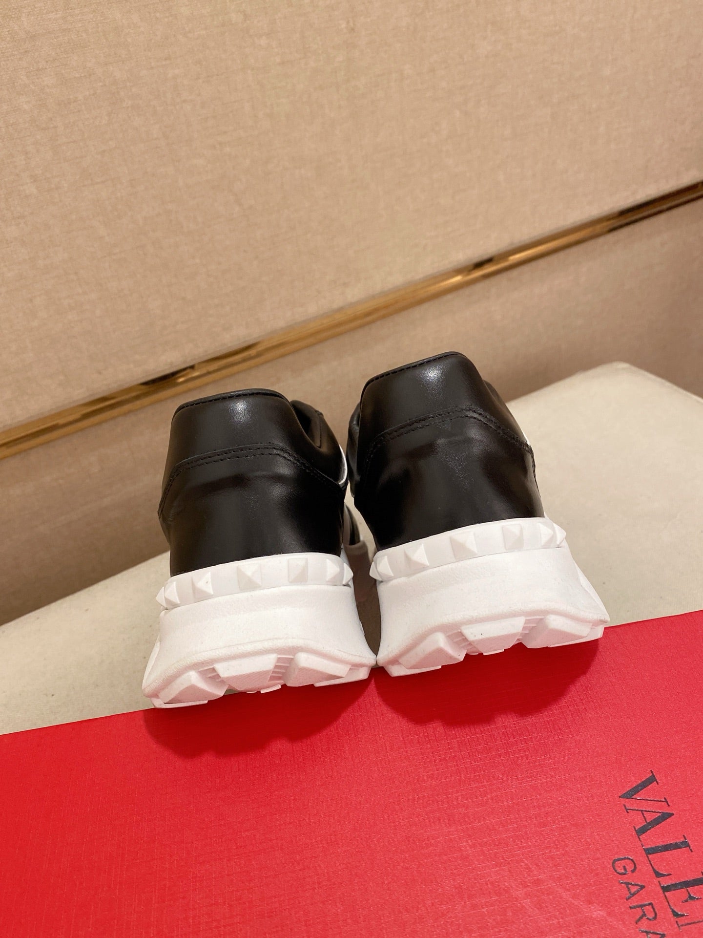 LuxluxHouse Best Quality Shoes Valentino