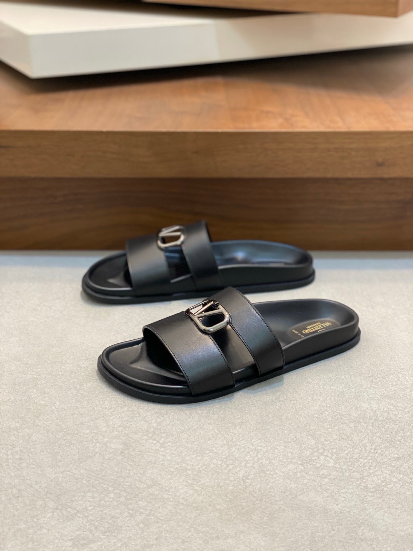 LuxluxHouse Best Quality Sandals Valentino