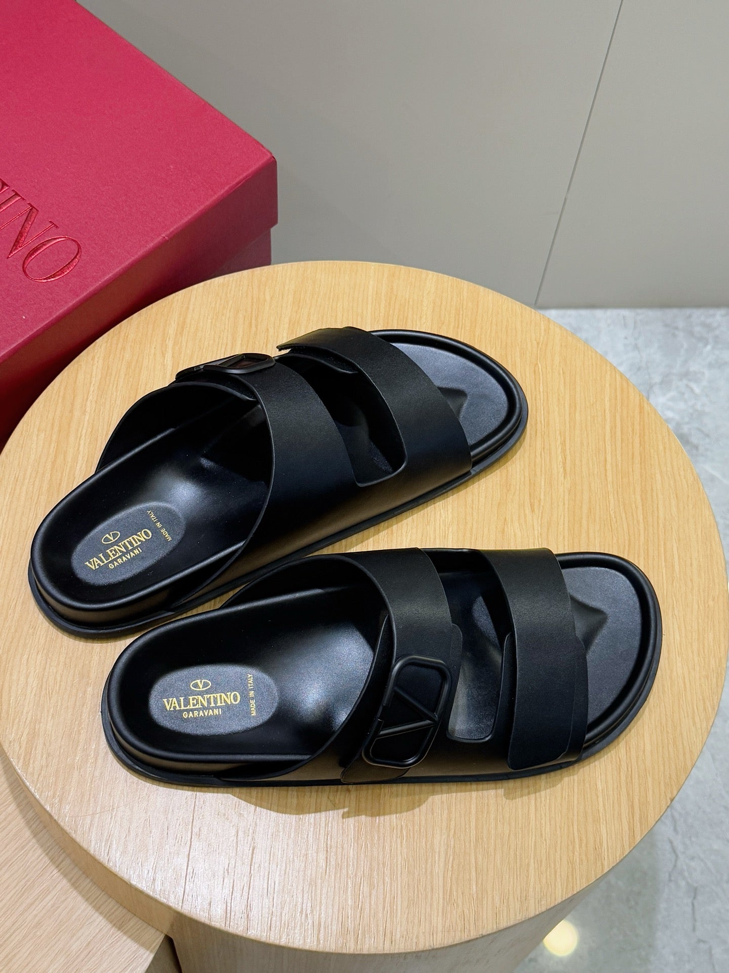 LuxluxHouse Best Quality Sandals Valentino
