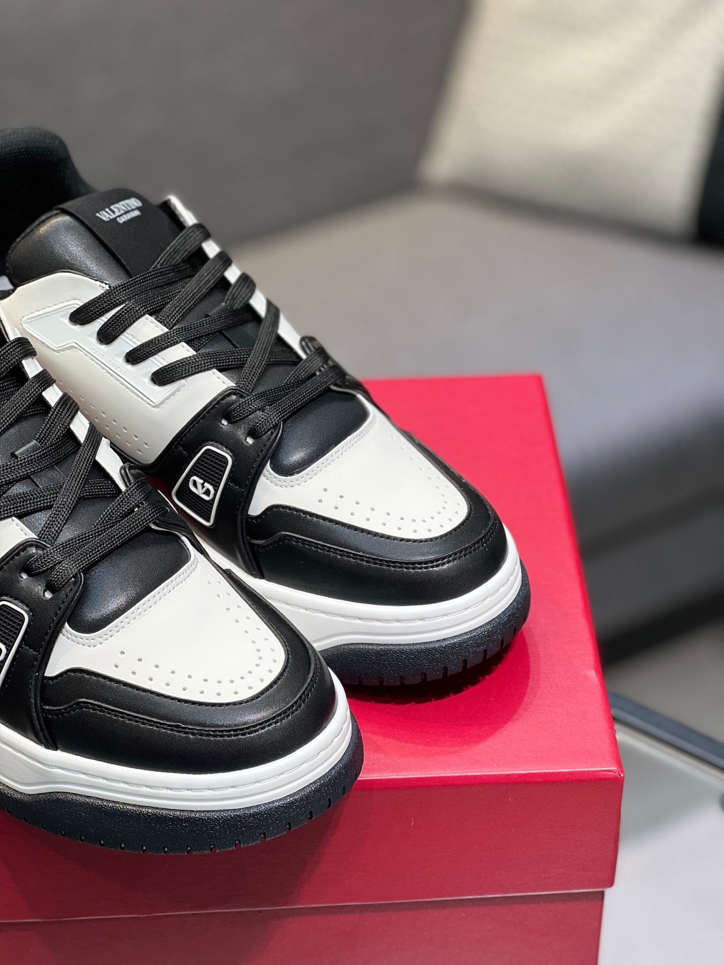 LuxluxHouse Best Quality Shoes Valentino