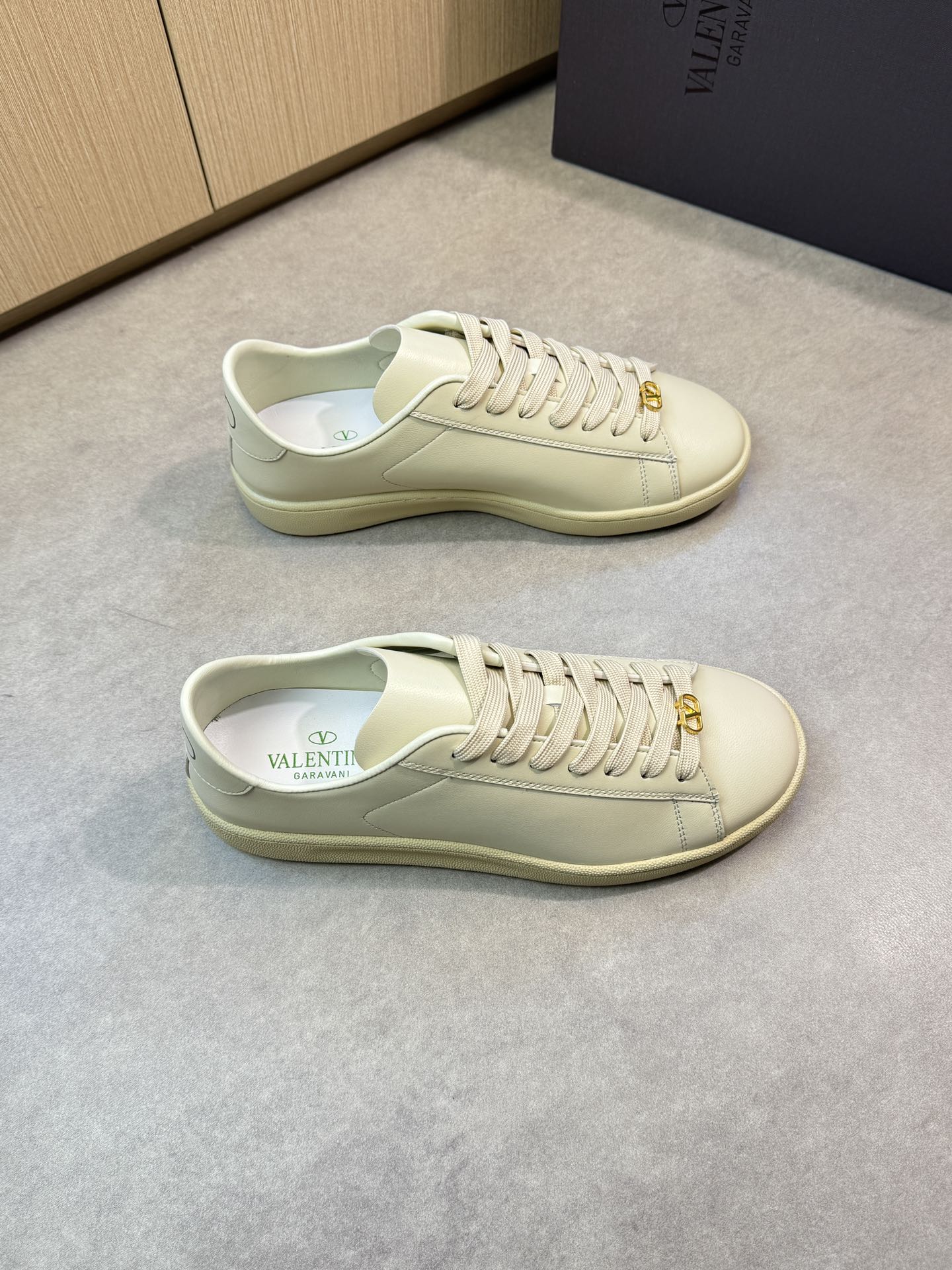 LuxluxHouse Best Quality Shoes Valentino