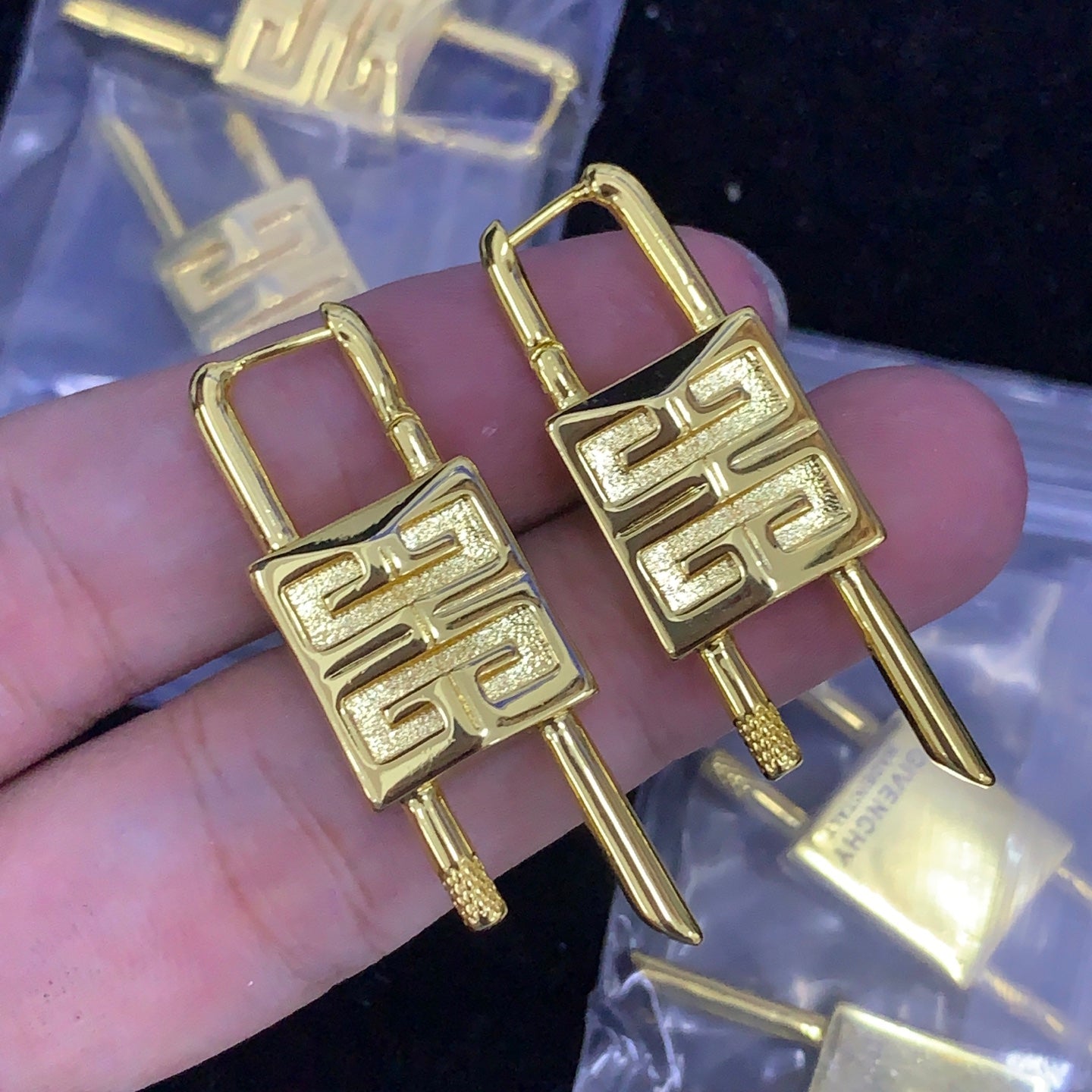 luxluxhouse Low price and high quality accessories Givenchy