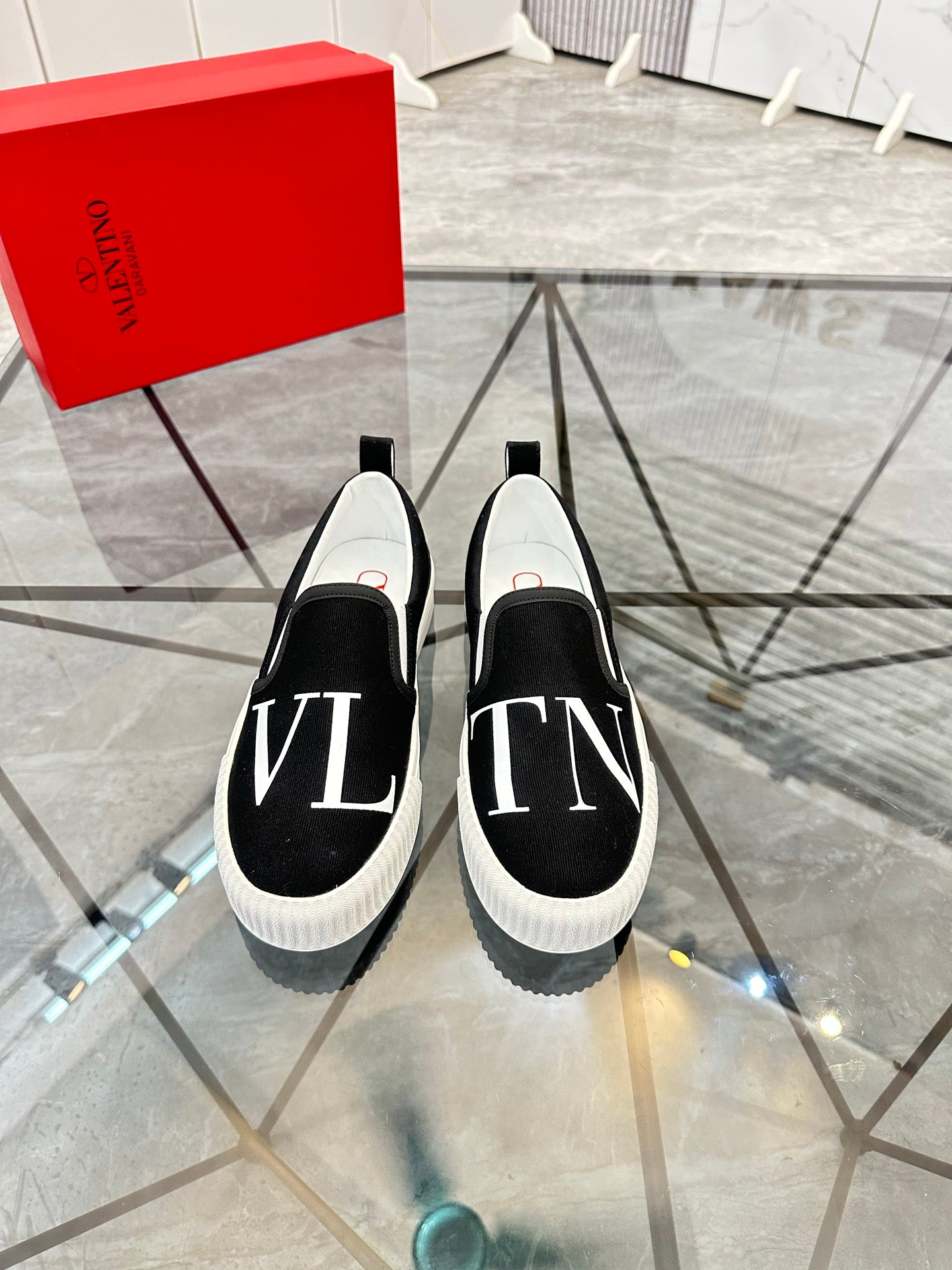 LuxluxHouse Best Quality Shoes Valentino