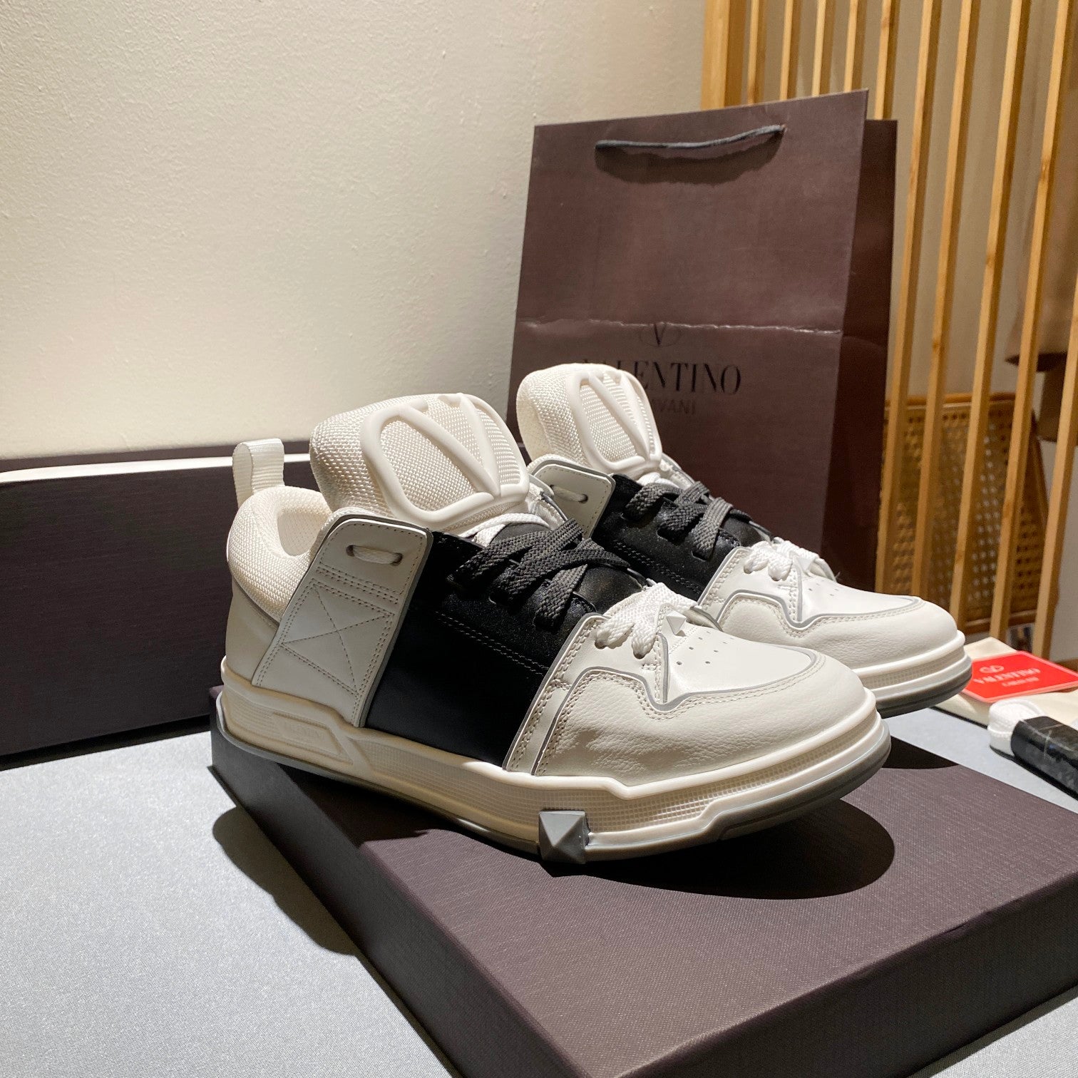 LuxluxHouse Best Quality Shoes Valentino