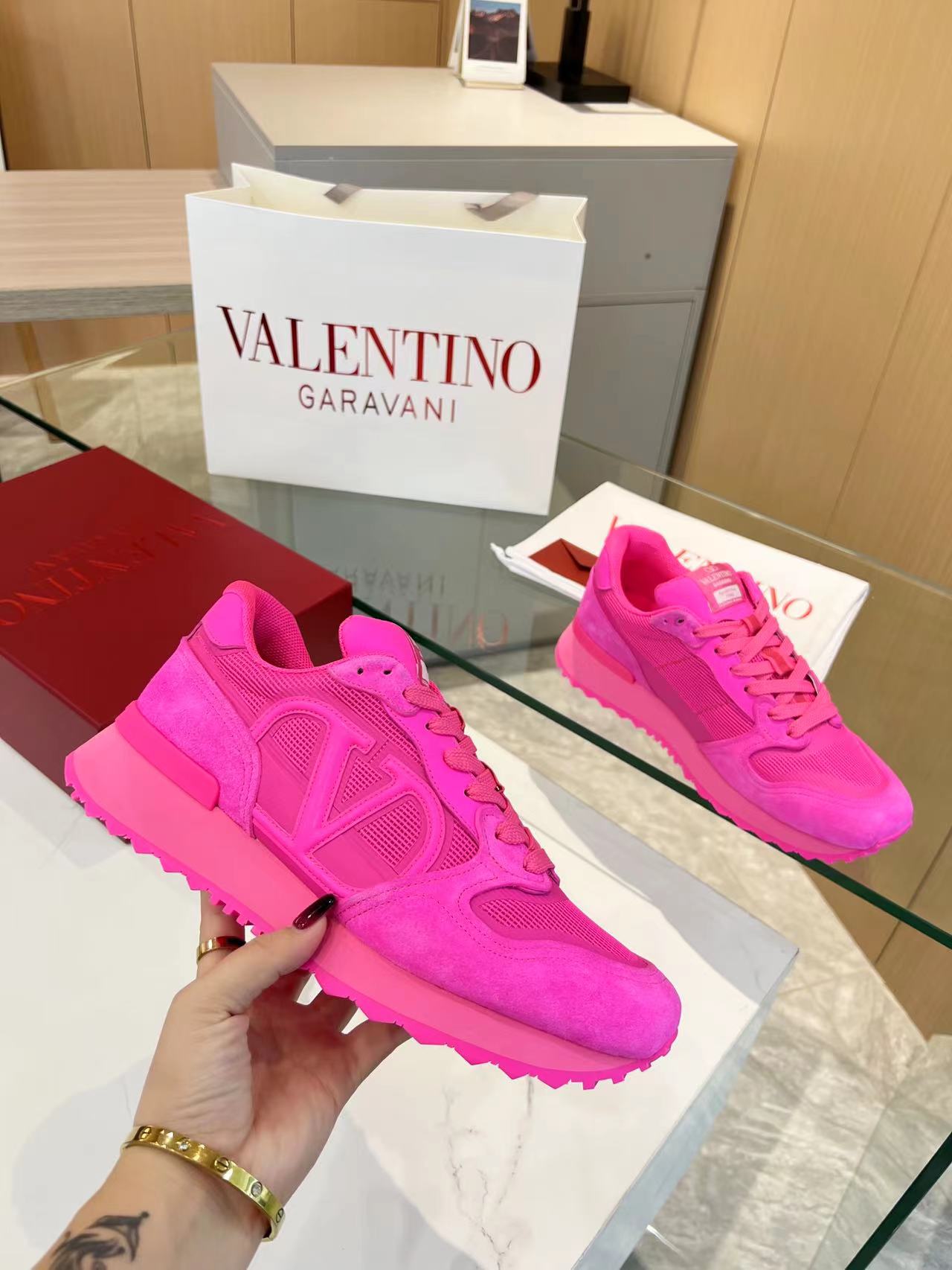 LuxluxHouse Best Quality Shoes Valentino