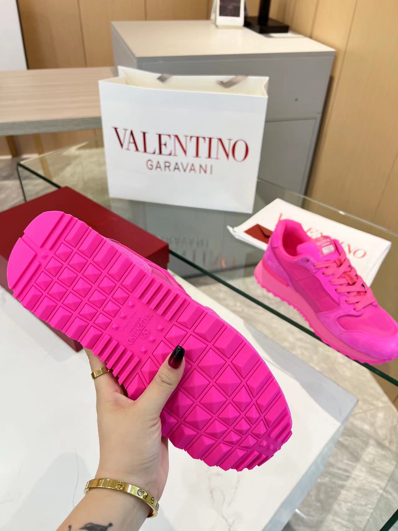 LuxluxHouse Best Quality Shoes Valentino