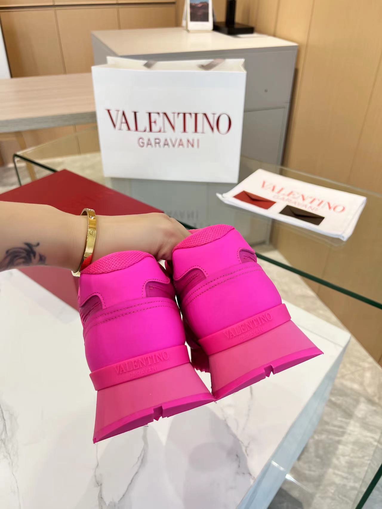 LuxluxHouse Best Quality Shoes Valentino