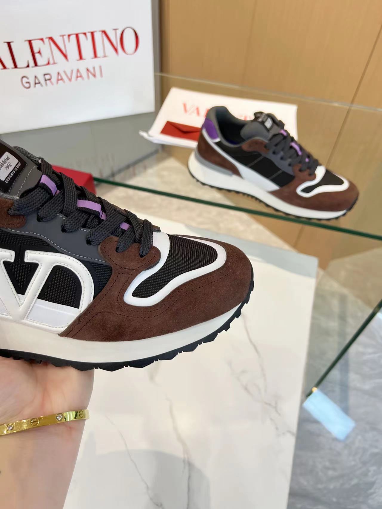 LuxluxHouse Best Quality Shoes Valentino